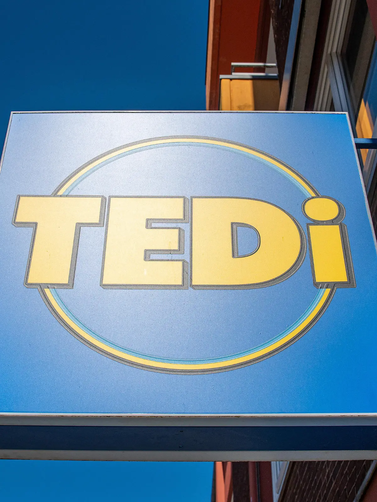 Schleswig, das Firmenschild an der Fassade einer Schleswiger Filiale der TEDi GmbH & Co. KG. TEDi (früher T?Di) ist ein deutscher Nonfood-Händler mit Firmensitz in Dortmund und betreibt über 2300 Filialen in Deutschland, Österreich, Slowenien, Slowakei, Spanien, Kroatien, Italien und Polen. +++ Nur für redaktionelle Nutzung +++ Only for editorial use +++