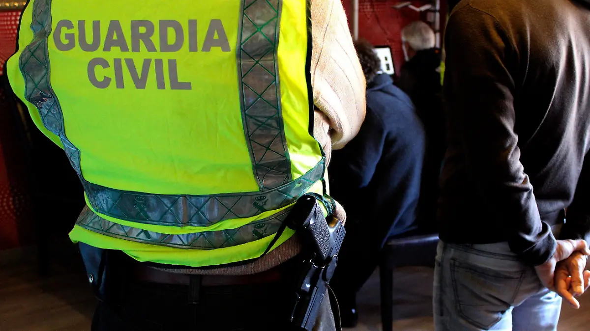 epa05406656 A handout picture released by Spanish Civil Guard on 04 July 2016 shows Civil Guard officials during a police search in the residence of one of the suspects arrested for posession and distribution of paedophile material on internet, in Madrid, Spain, 04 July 2016. A total of 19 people have been arrested in a police operation carried out in 13 Spanish provinces as part of the international operation 'Without Frontiers' in collaboration with the United States and Latin American countries, in which another 60 people have been arrested. The police authorities in Spain have seized hundreds of thousands of files containing child pornography. EPA/SPANISH CIVIL GUARD / HANDOUT HANDOUT EDITORIAL USE ONLY/NO SALES +++(c) dpa - Bildfunk+++