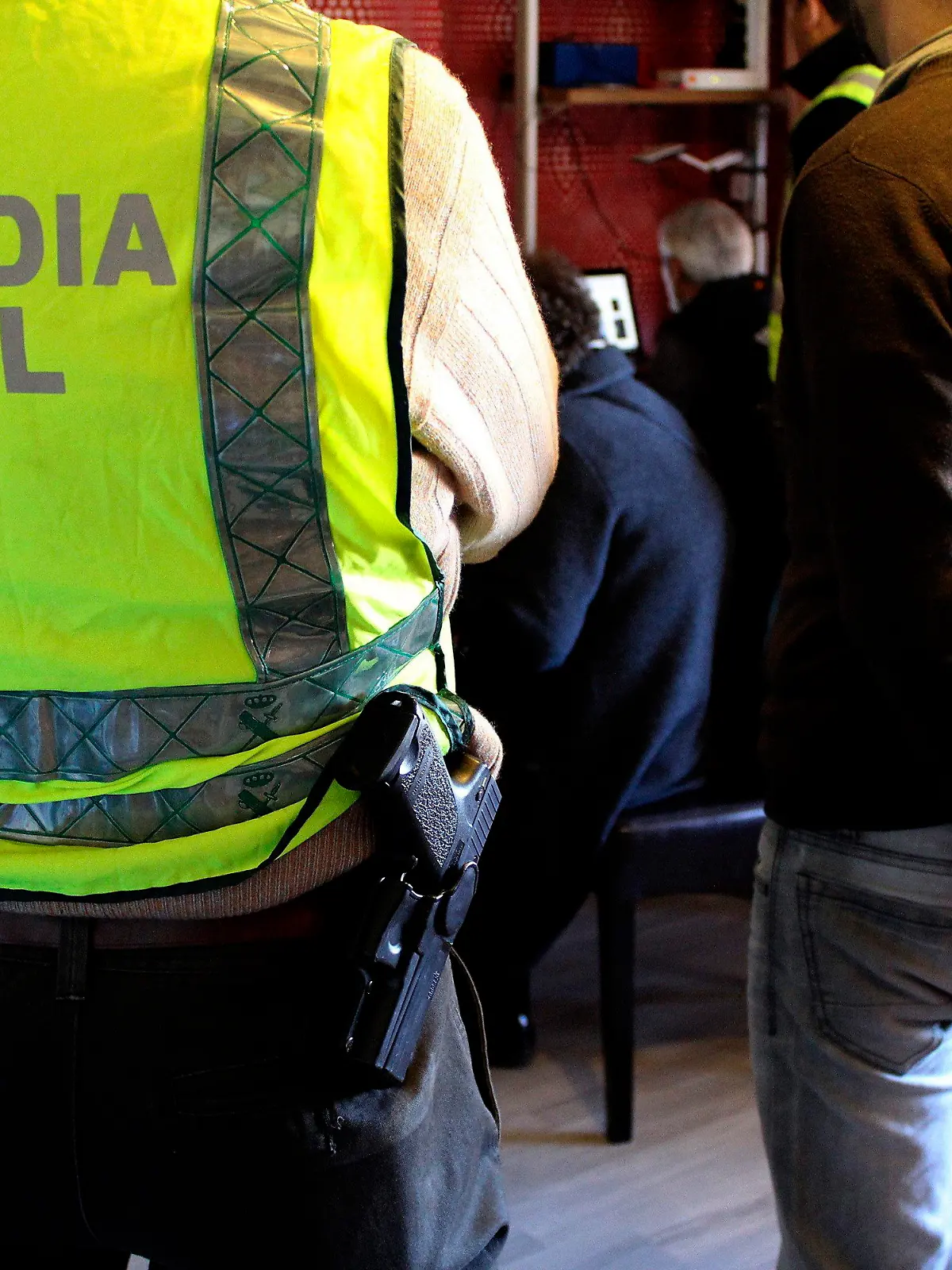 epa05406656 A handout picture released by Spanish Civil Guard on 04 July 2016 shows Civil Guard officials during a police search in the residence of one of the suspects arrested for posession and distribution of paedophile material on internet, in Madrid, Spain, 04 July 2016. A total of 19 people have been arrested in a police operation carried out in 13 Spanish provinces as part of the international operation 'Without Frontiers' in collaboration with the United States and Latin American countries, in which another 60 people have been arrested. The police authorities in Spain have seized hundreds of thousands of files containing child pornography. EPA/SPANISH CIVIL GUARD / HANDOUT HANDOUT EDITORIAL USE ONLY/NO SALES +++(c) dpa - Bildfunk+++