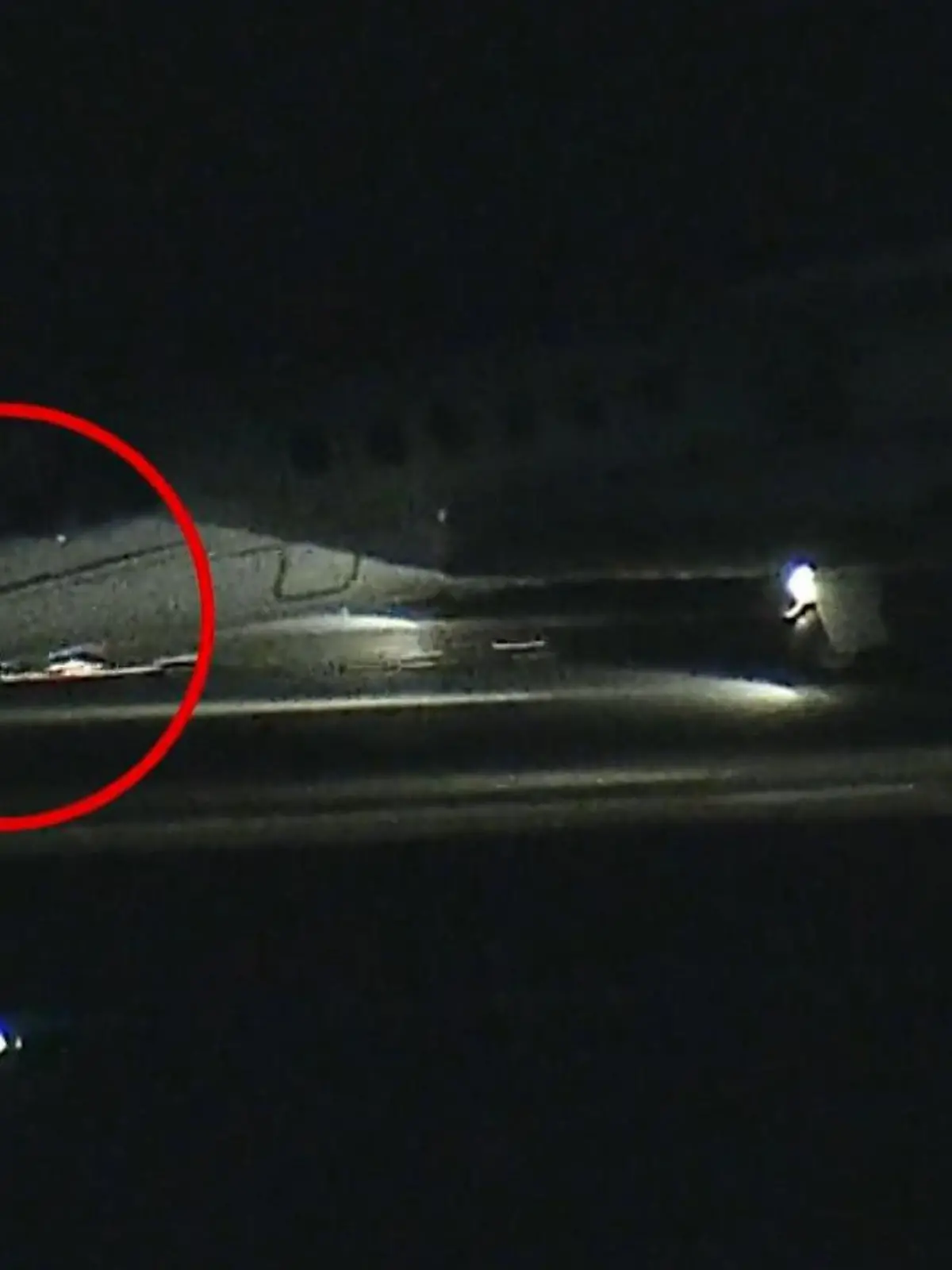 Spektakuläre Landung mit dem Kleinflugzeug! Ein Pilot landet dieses Kleinflugzeug sicher - und das ohne funktionstüchtiges vorderes Fahrwerk. Spektakulär sieht es trotzdem aus, denn die Maschine landet mit der Nase auf dem Boden. Funken wurden durch die Luft gewirbelt. Der Flughafen war zum Glück informiert und Rettungskräfte standen bereit.