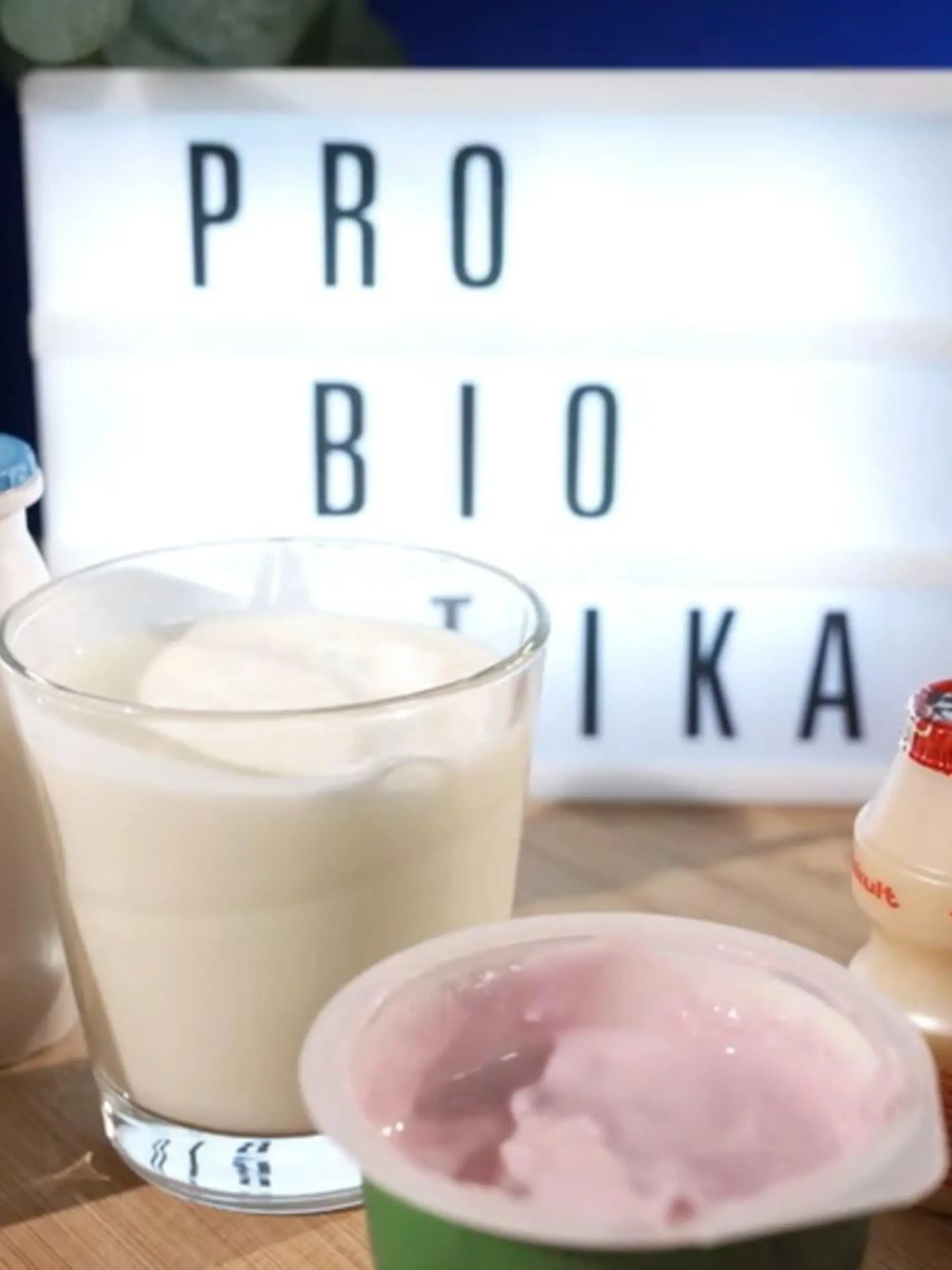 Probiotika haben einen guten Ruf: Sie sollen gut für die Bakterienflora im Darm sein. Doch was genau bedeutet "probiotisch" - und brauchen wir sie wirklich? Die Antwort sehen Sie im Video.