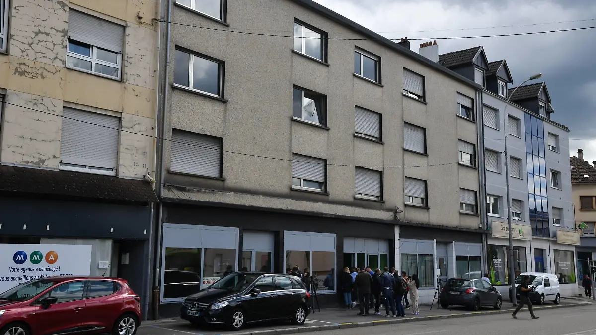 Ein in Forbach lebender Deutscher soll in seinem Haus zwölf Jahre lang seine Frau gefangen gehalten, gefoltert und vergewaltigt haben. Montagmorgen 7.8.2023 befreiten Polizisten die 53-Jährige. Ein 55 Jahre alter Deutscher ist am frühen Montagmorgen von der französischen Polizei in seinem Haus in Forbach festgenommen worden. Das berichten mehrere französische Medien. Der Vorwurf: Er soll seine 53 Jahre alte Frau zwölf Jahre lang gefangen gehalten, gefoltert und vergewaltigt haben. Der Frau war es den Berichten zufolge gelungen, an ein Handy zu gelangen und die Polizei in Wiesbaden anzurufen. Die informierte die französischen Beamten. Details dazu sind bislang nicht bekannt. Die französische Kriminalpolizei brach am Morgen die Tür des Hau bub