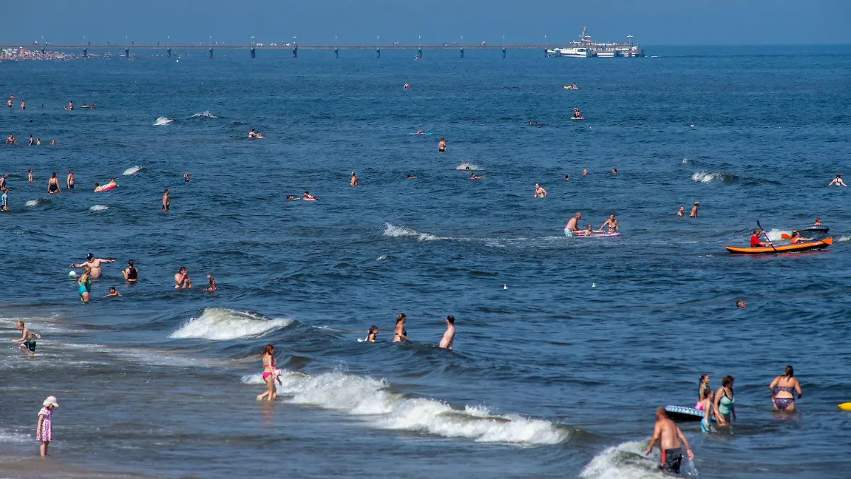 ARCHIV - 19.08.2023, Mecklenburg-Vorpommern, Heringsdorf: Hunderte Touristen suchen Abkühlung an der Ostsee auf der Insel Usedom. (zu dpa: « Ostsee-Wasser für den Großraum Berlin? Länder geben Studie in Auftrag») Foto: Stefan Sauer/dpa - ACHTUNG: Verwendung nur im vollen Format +++ dpa-Bildfunk +++