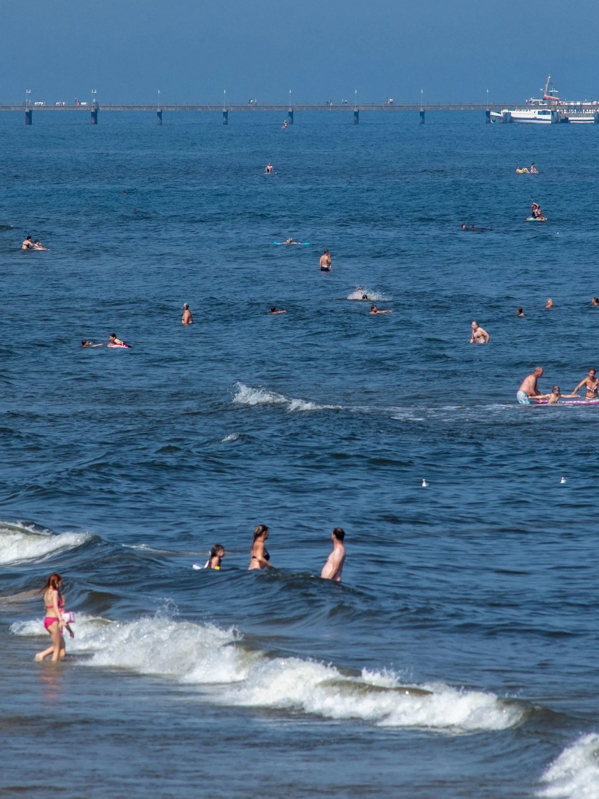 ARCHIV - 19.08.2023, Mecklenburg-Vorpommern, Heringsdorf: Hunderte Touristen suchen Abkühlung an der Ostsee auf der Insel Usedom. (zu dpa: « Ostsee-Wasser für den Großraum Berlin? Länder geben Studie in Auftrag») Foto: Stefan Sauer/dpa - ACHTUNG: Verwendung nur im vollen Format +++ dpa-Bildfunk +++