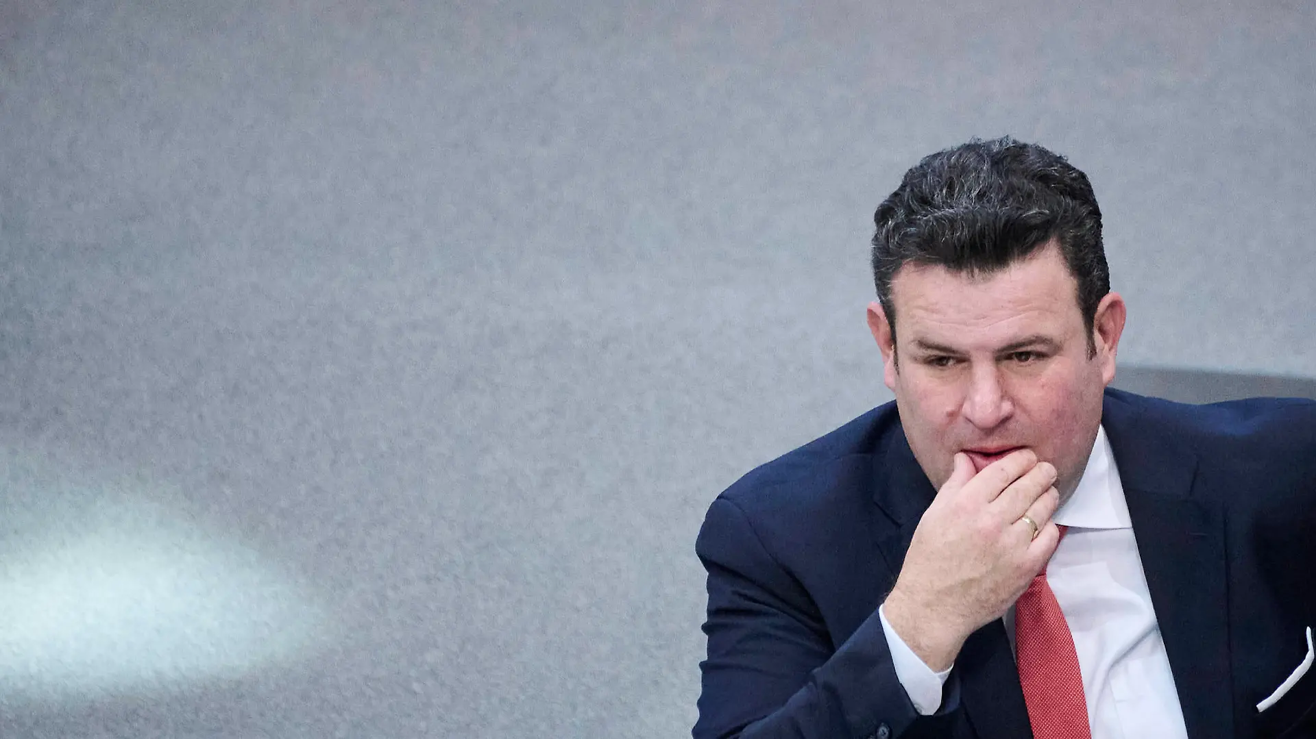 Haushaltswoche im Bundestag in Berlin Hubertus Heil Bundesminister für Arbeit und Soziales, SPD während der Haushaltsdebatte im Rahmen der Sitzung des Deutschen Bundestags am 23.11.2022 in Berlin. Berlin Bundestag Berlin Deutschland *** Budget week in the Bundestag in Berlin Hubertus Heil Federal Minister of Labor and Social Affairs, SPD during the budget debate during the session of the German Bundestag on 23 11 2022 in Berlin Berlin Bundestag Berlin Germany