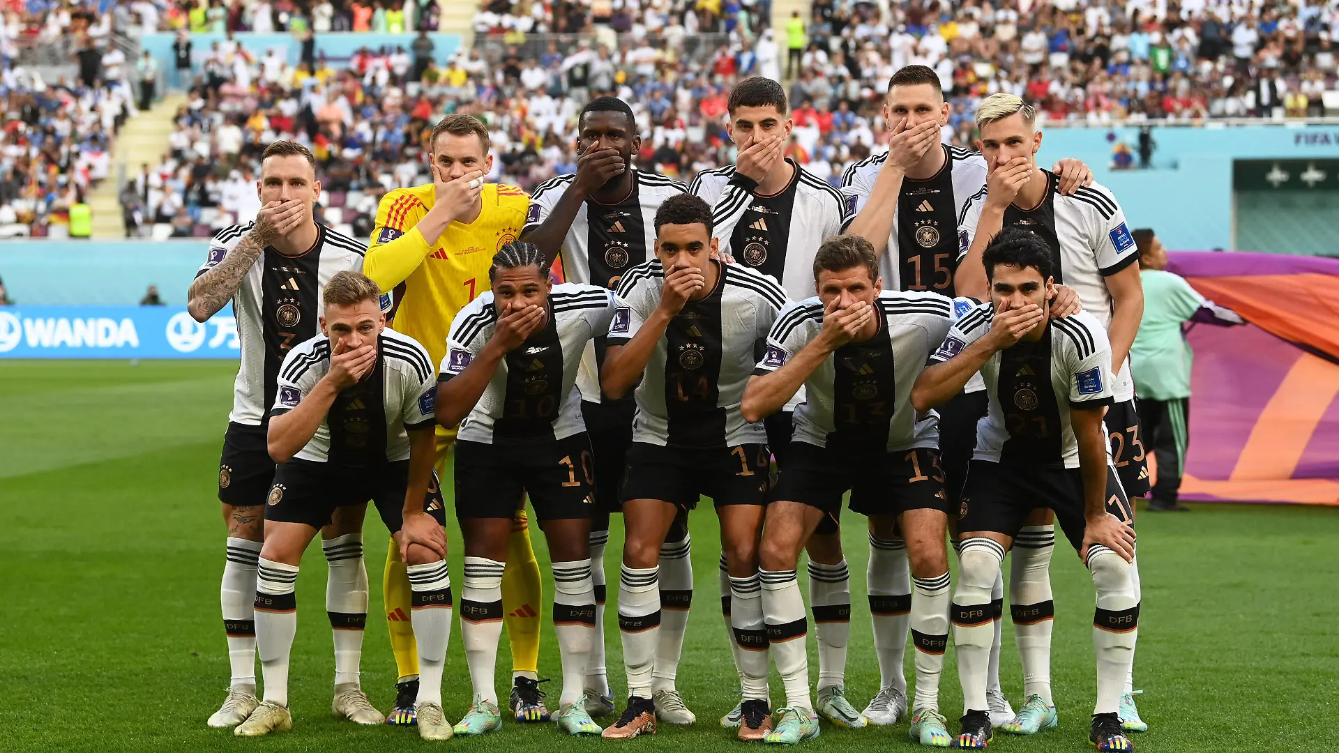 Fussball, Herren, Saison 2022/23, WM in Katar, Gruppe E 1. Spieltag, Deutschland - Japan im Khalifa International Stadium in Ar-Rayyan, hintere Reihe v. l. David Raum Deutschland, Torhüter Manuel Neuer Deutschland, Antonio Rüdiger Deutschland, Kai Havertz Deutschland, Niklas Süle Deutschland, Nico Schlotterbeck Deutschland, vordere Reihe v.l. Joshua Kimmich Deutschland, Serge Gnabry Deutschland, Jamal Musiala Deutschland, Thomas Müller Deutschland, Ilkay Gündogan Deutschland, 23.11. 2022, *** Football, men, 2022 23 season, World Cup in Qatar, Group E 1 matchday , Germany Japan at Khalifa International Stadium in Ar Rayyan, back row v l David Raum Germany , goalkeeper Manuel Neuer Germany , Antonio Rüdiger Germany , Kai Havertz Germany , Niklas Süle Germany , Nico Schlotterbeck Germany , front row v l Joshua Kimmich Germany , Serge Gnabry Germany , Jamal Musiala Germany , Thomas Müller Germany , Ilkay Gündogan Germany , 23 11 2022, Copyright: xMatthiasxKochx