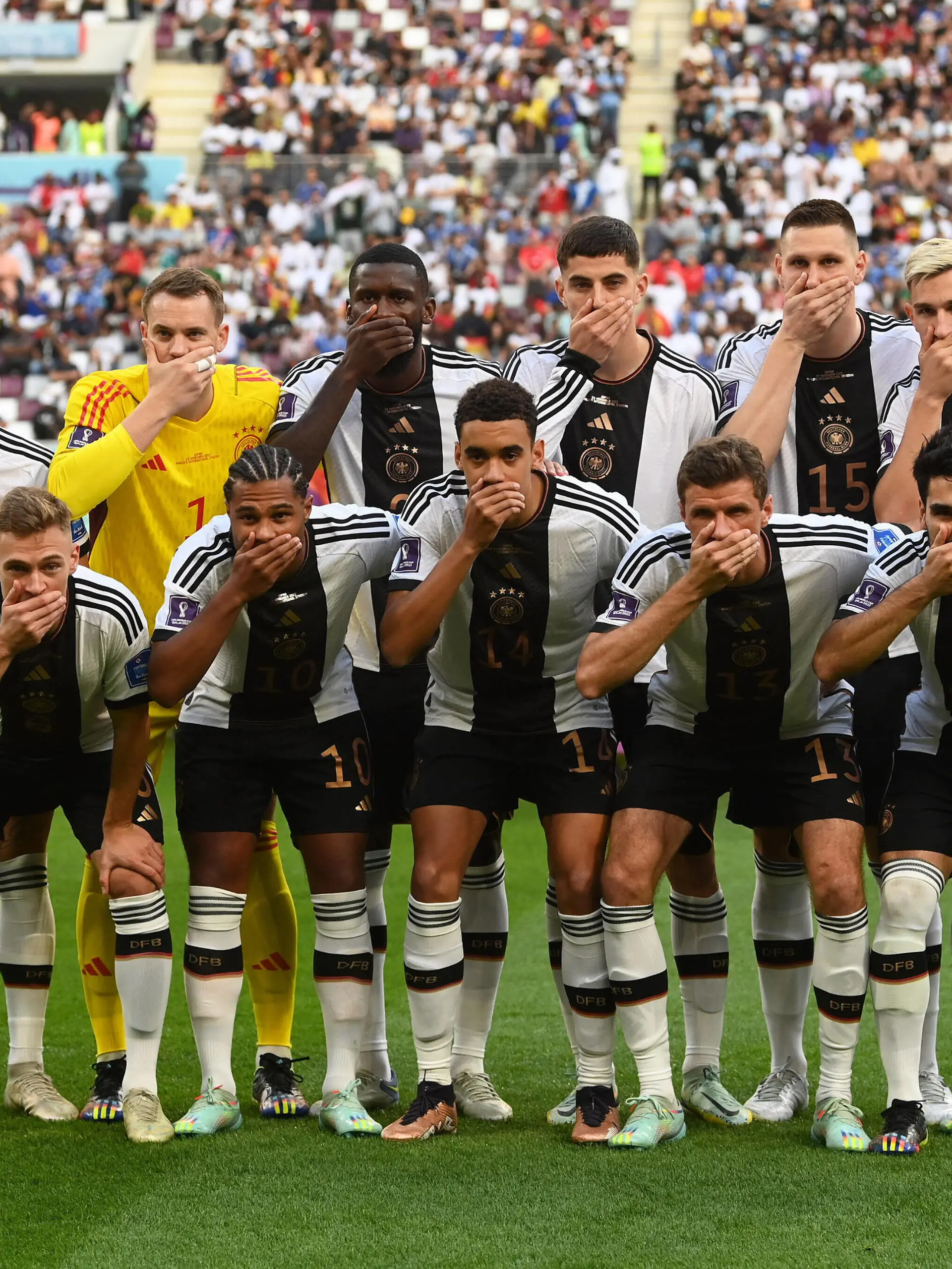  Fussball, Herren, Saison 2022/23, WM in Katar, Gruppe E 1. Spieltag, Deutschland - Japan im Khalifa International Stadium in Ar-Rayyan, hintere Reihe v. l. David Raum Deutschland, Torhüter Manuel Neuer Deutschland, Antonio Rüdiger Deutschland, Kai Havertz Deutschland, Niklas Süle Deutschland, Nico Schlotterbeck Deutschland, vordere Reihe v.l. Joshua Kimmich Deutschland, Serge Gnabry Deutschland, Jamal Musiala Deutschland, Thomas Müller Deutschland, Ilkay Gündogan Deutschland, 23.11. 2022, *** Football, men, 2022 23 season, World Cup in Qatar, Group E 1 matchday , Germany Japan at Khalifa International Stadium in Ar Rayyan, back row v l David Raum Germany , goalkeeper Manuel Neuer Germany , Antonio Rüdiger Germany , Kai Havertz Germany , Niklas Süle Germany , Nico Schlotterbeck Germany , front row v l Joshua Kimmich Germany , Serge Gnabry Germany , Jamal Musiala Germany , Thomas Müller Germany , Ilkay Gündogan Germany , 23 11 2022, Copyright: xMatthiasxKochx