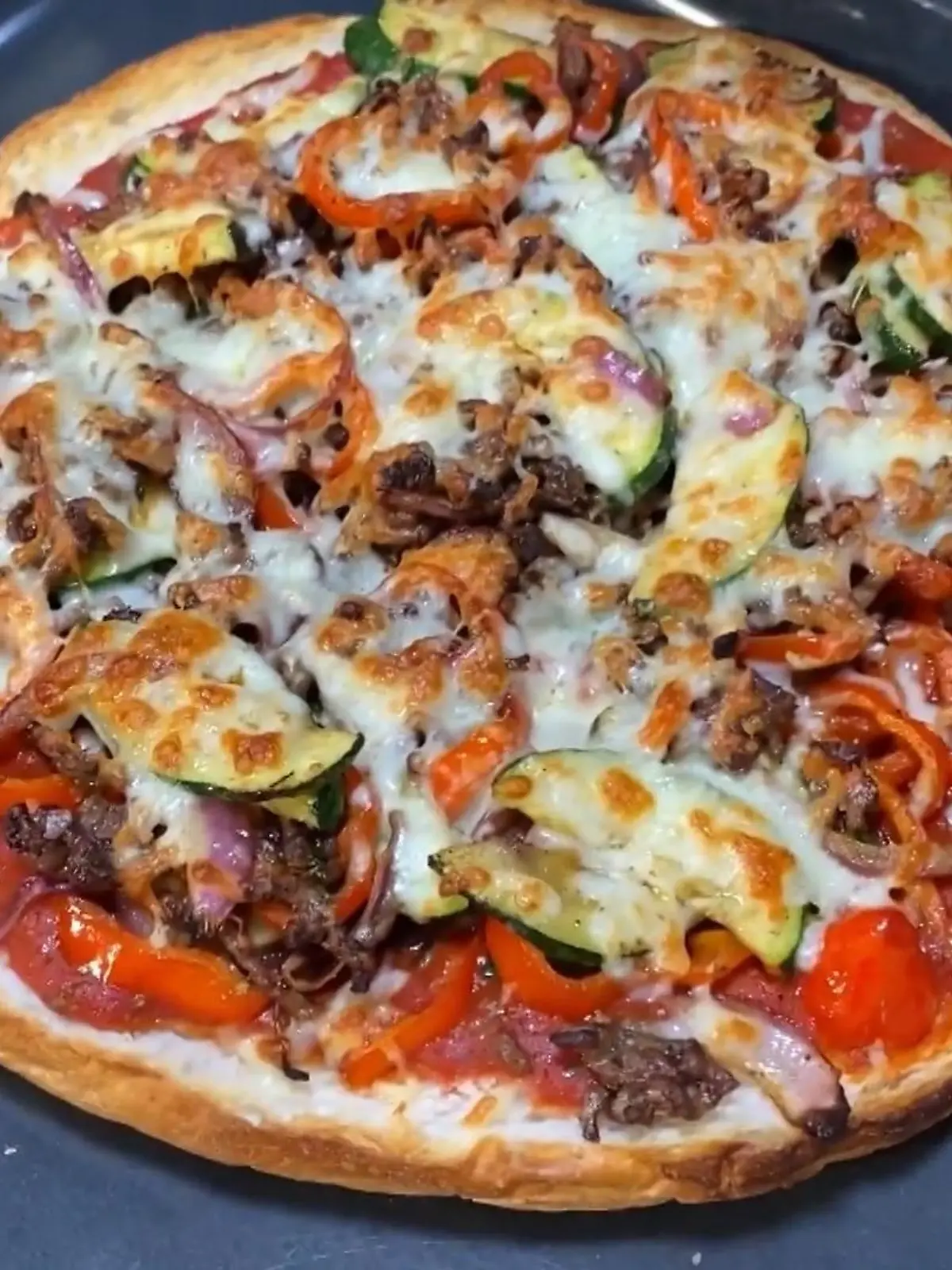 Für seine Blitzrezepte kombiniert Steffen Henssler gerne verschiedene Klassiker - so wie bei dieser Pizza, die dank Fladenbrot-Boden in unter 20 Minuten auf dem Tisch ist!