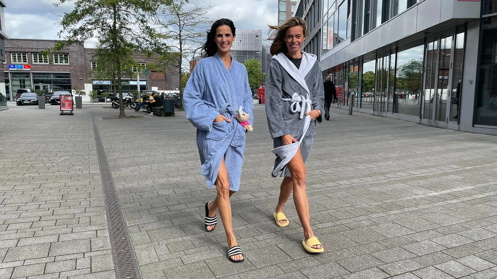 Jasmin Wiegand und Susanne Böhm präsentieren sich in einem eher ungewohnten Outfit - im Bademantel.