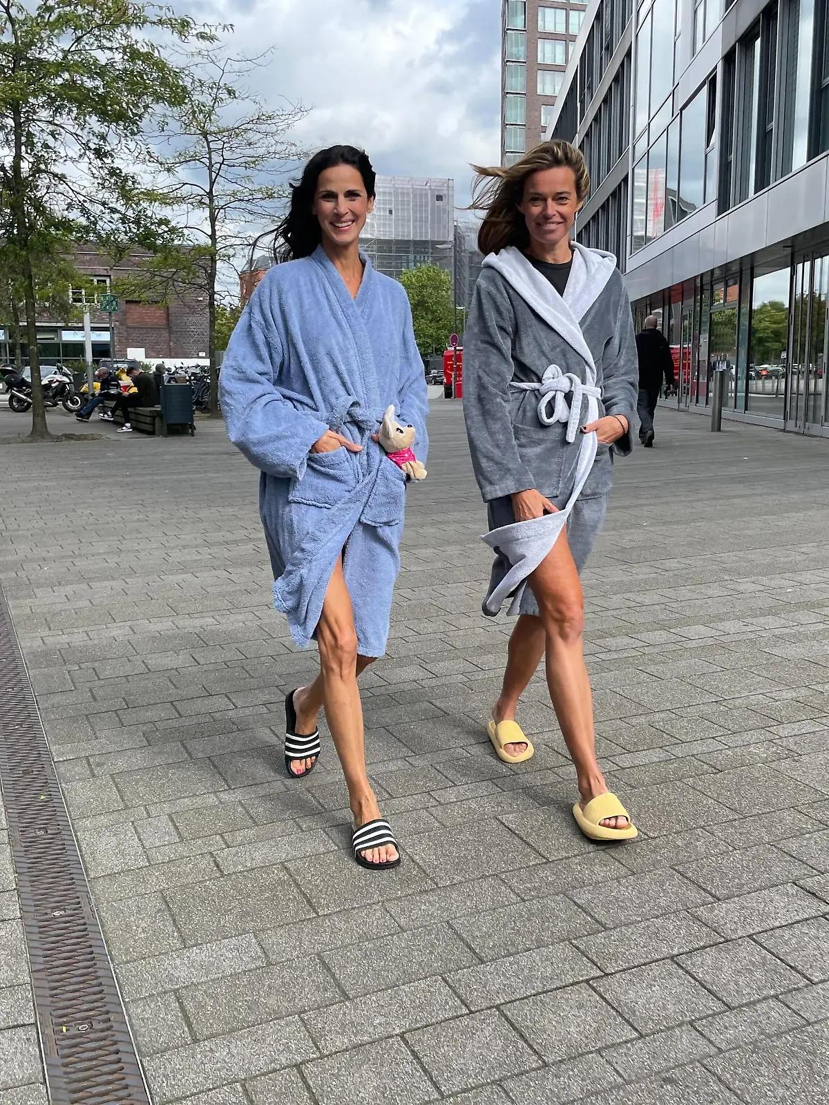 Jasmin Wiegand und Susanne Böhm präsentieren sich in einem eher ungewohnten Outfit - im Bademantel.