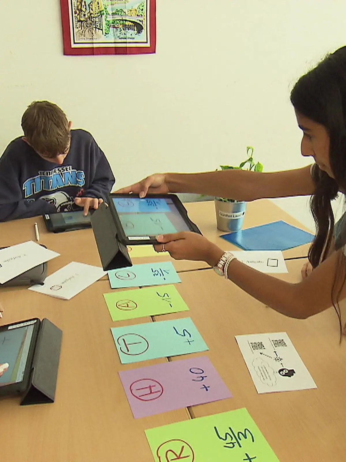 Weg mit Büchern und Heften, her mit den iPads – das hat sich wohl Realschullehrer Frederik Zinn aus Gelnhausen gedacht. Er wollte seinen Unterricht digitialer gestalten. Besonders seit der Corona-Pandemie ist das digitale Lernen auch in den Fokus der hessischen Bildungspolitik geraten. Trotzdem hakt es an vielen Stellen. Der Lehrer aus Gelnhausen hat das Projekt deswegen selbst in die Hand genommen: Mit Hilfe von Spendengeldern hat er seiner Klasse an der Kreisrealschule iPads organisiert. Wie die ankommen und ob sie der Klasse helfen, das sehen Sie im Video.