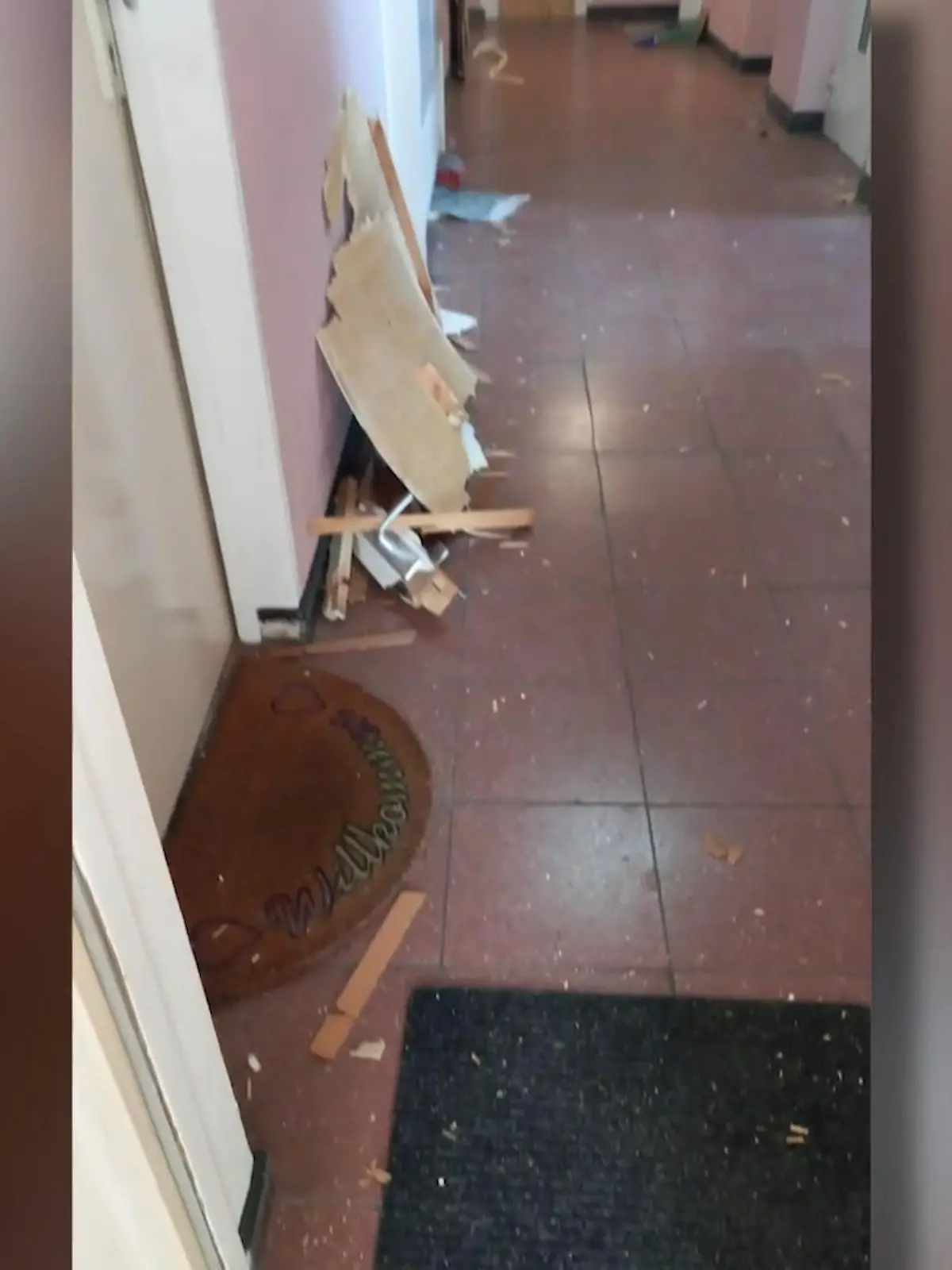 Bild zu: "Frau versprüht große Mengen Deo"