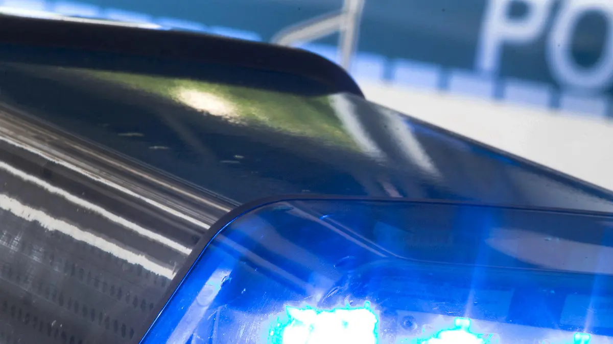 ARCHIV - ILLUSTRATION - Eine Blaulicht leuchtet am 27.07.2015 in Osnabrück (Niedersachsen) auf dem Dach eines Polizeiwagens. Im Fall des tödlichen Überfalls auf ein Brüderpaar in Rietberg sucht die Polizei nach der Verhaftung von zwei Verdächtigen einen weiteren Mittäter. Die Ermittler werfen dem Trio gemeinschaftlichen Mord vor, wie sie am Donnerstag in Bielefeld berichteten. Foto: Friso Gentsch/dpa +++(c) dpa - Bildfunk+++