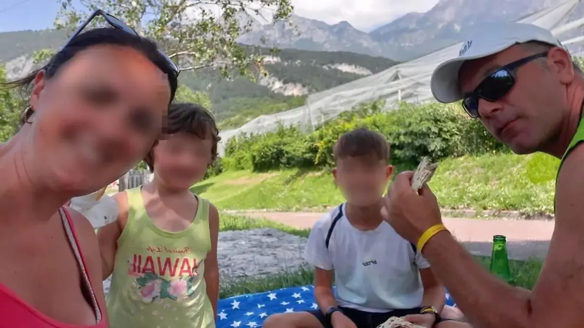 Laura (2 .v.l.) kam bei dem Flugzeugabsturz ums Leben.