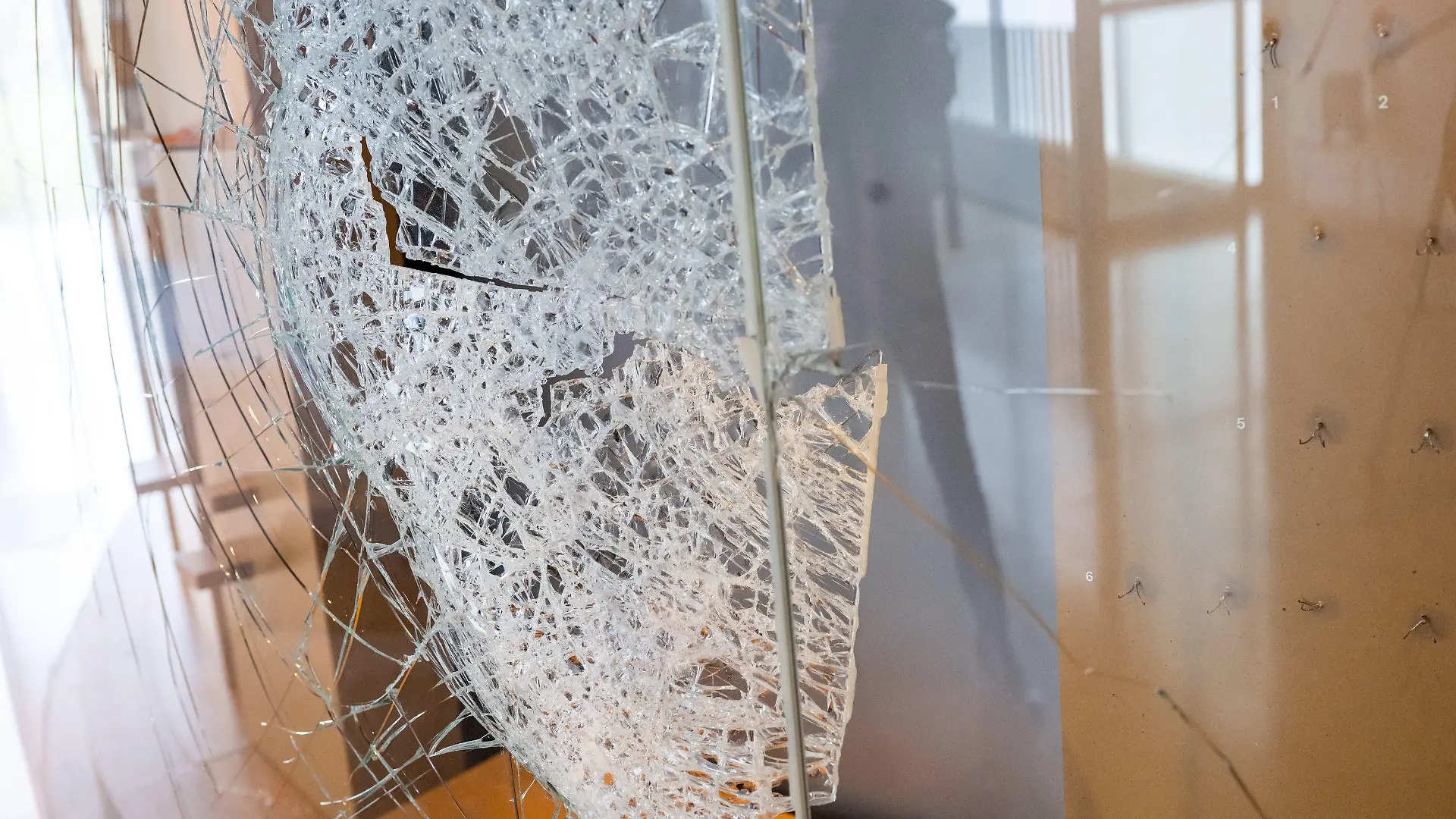 23.11.2022, Bayern, Manching: Ein eingeschlagenes Vitrinen-Fenster ist im Kelten-Römer-Museum zu sehen. Einbrecher haben im oberbayerischen Manching einen mehrere Millionen Euro teuren Goldschatz aus der Keltenzeit erbeutet. Wie ein Sprecher des Bayerischen Landeskriminalamtes (LKA) am Dienstag berichtete, waren die Täter in der vorangegangenen Nacht in das Museum in Manching eingestiegen und entwendeten den 1999 bei Manching entdeckten Schatz vollständig. Foto: Peter Kneffel/dpa +++ dpa-Bildfunk +++