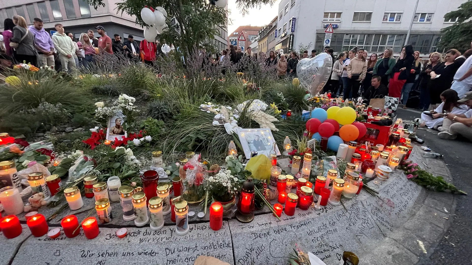 Viele Freunde und Bekannte  hinterlassen ihre Abschiedsworte.