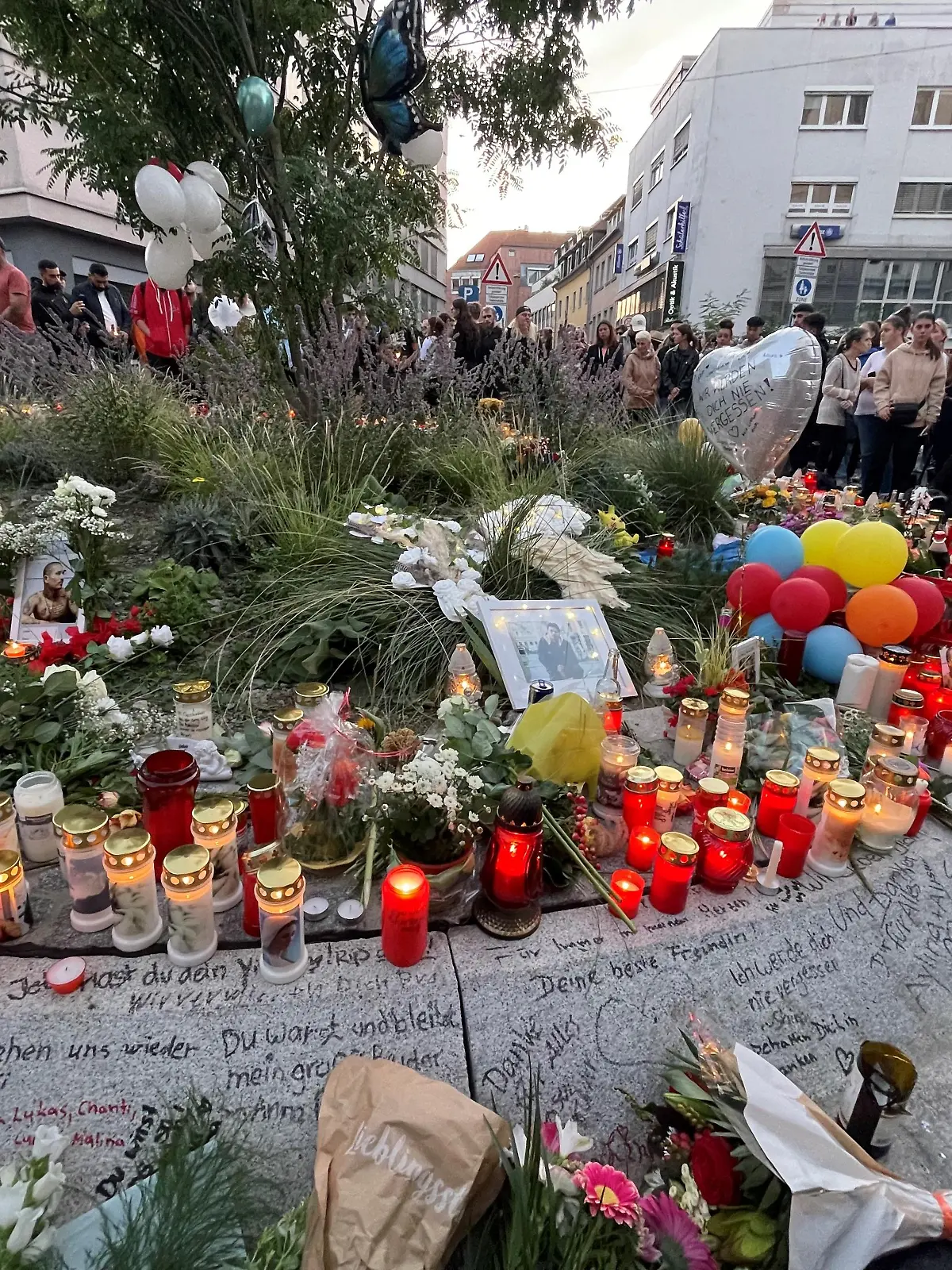 Viele Freunde und Bekannte  hinterlassen ihre Abschiedsworte.