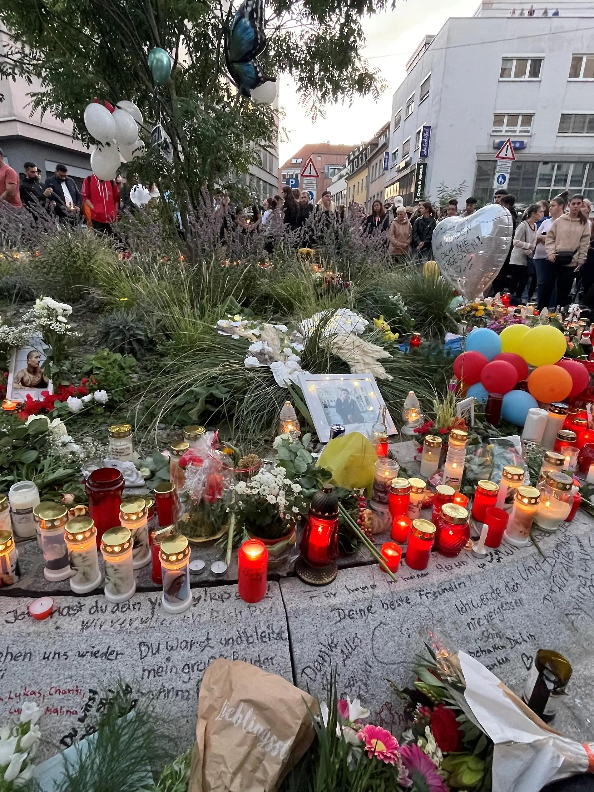 Viele Freunde und Bekannte  hinterlassen ihre Abschiedsworte.