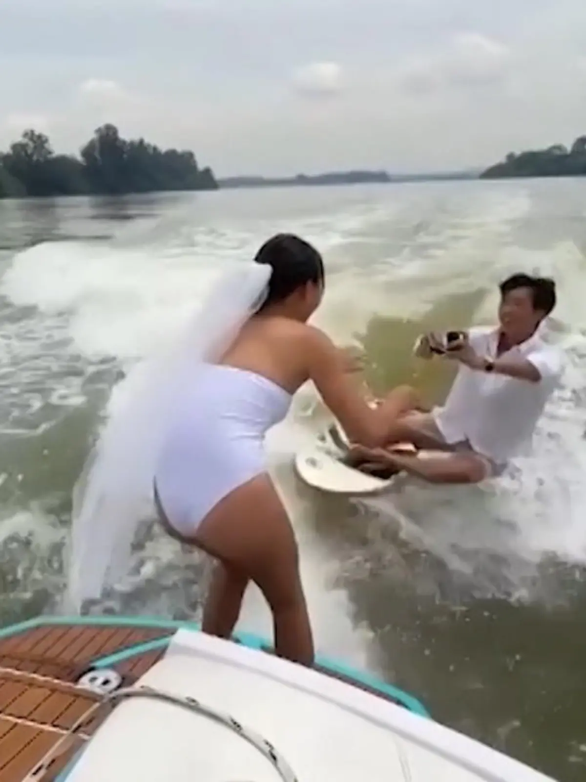 Bei einem Fotoshooting, dass in Wirklichkeit ein ausgeklügelter Antrag ist, geht Marcus für seine Freundin Nicole auf ein Knie. Dass das auf einem Wakeboard nicht ganz so leicht ist, hat er wohl nicht bedacht. Seine angehende Ehefrau, die überglücklich sofort Ja sagt, will Marcus gerade noch warnen, als es zu spät ist.