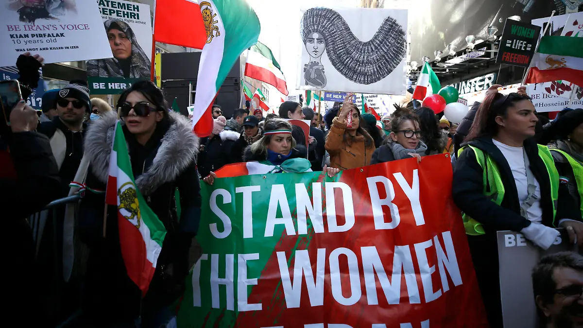  Freedom March For Iranian Women In New York City Hundredths march through Midtown Manhattan to the United Nations Headquarters in protest against the Iranian regimes maltreatment of women on November 19, 2022 in New York City , USA. United Nations charter stipulates that women should be free to exercise their bodily autonomy and to uphold basic human rights. Protests set off by the killing of Mahsa Amini by the Iranian morality police continue in some 80 cities around the world. New York City NY United States PUBLICATIONxNOTxINxFRA Copyright: xJohnxLamparskix originalFilename: lamparski-freedomm221119_npKvU.jpg