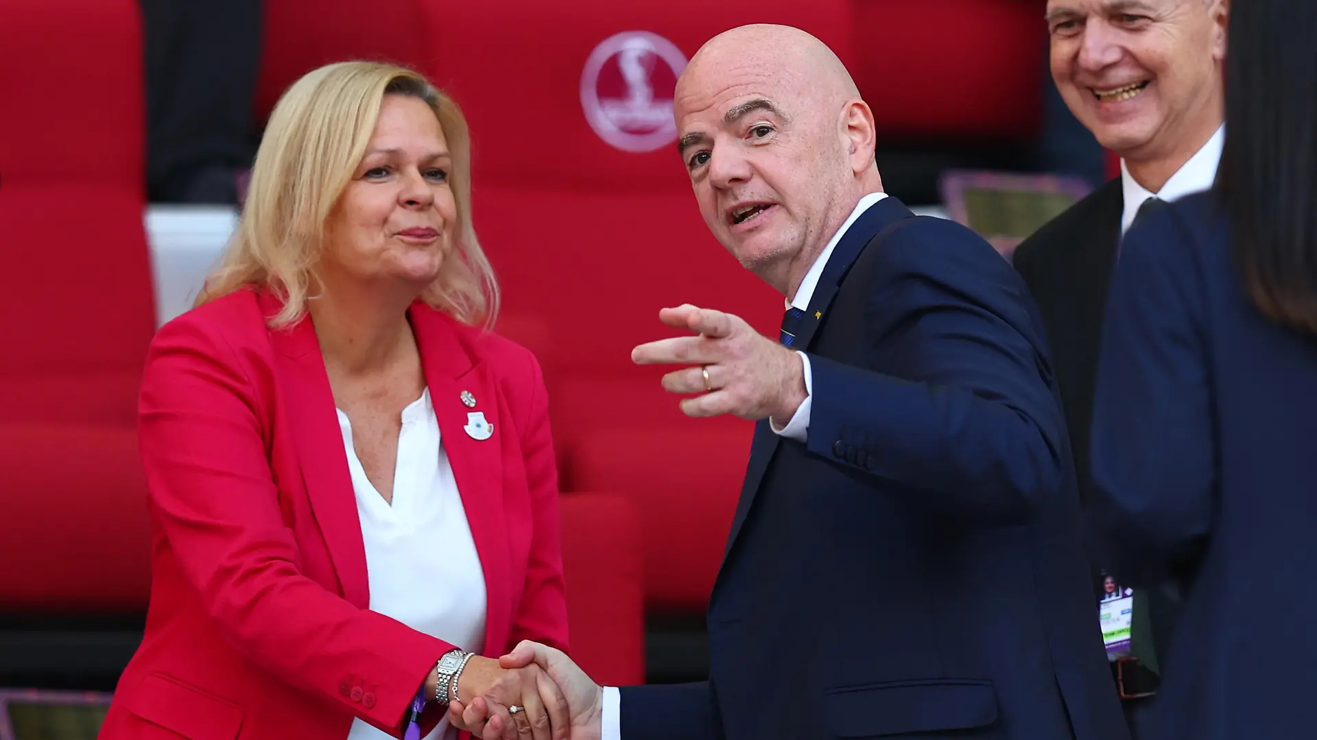 Fußball: WM, Deutschland - Japan, Vorrunde, Gruppe E, Spieltag 1, Chalifa International Stadium, Bundesinnenministerin Nancy Faeser (SPD) und FIFA-Präsident Giovanni Vincenzo begrüßen sich. Rechts steht DFB-Präsident Bernd Neuendorf.