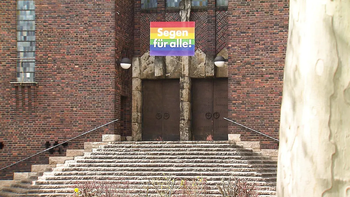 Ein Banner über dem Kircheingang, mit dem Titel: "Segen für alle."