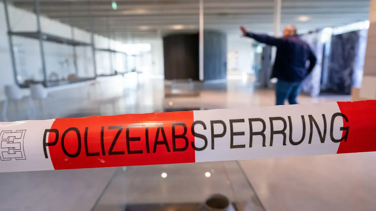 23.11.2022, Bayern, Manching: Ein Polizei-Absperrband hängt im Ausstellungsraum des Kelten-Römer-Museum. Einbrecher haben im oberbayerischen Manching einen mehrere Millionen Euro teuren Goldschatz aus der Keltenzeit erbeutet. Wie ein Sprecher des Bayerischen Landeskriminalamtes (LKA) am Dienstag berichtete, waren die Täter in der vorangegangenen Nacht in das Museum in Manching eingestiegen und entwendeten den 1999 bei Manching entdeckten Schatz vollständig. Foto: Peter Kneffel/dpa +++ dpa-Bildfunk +++