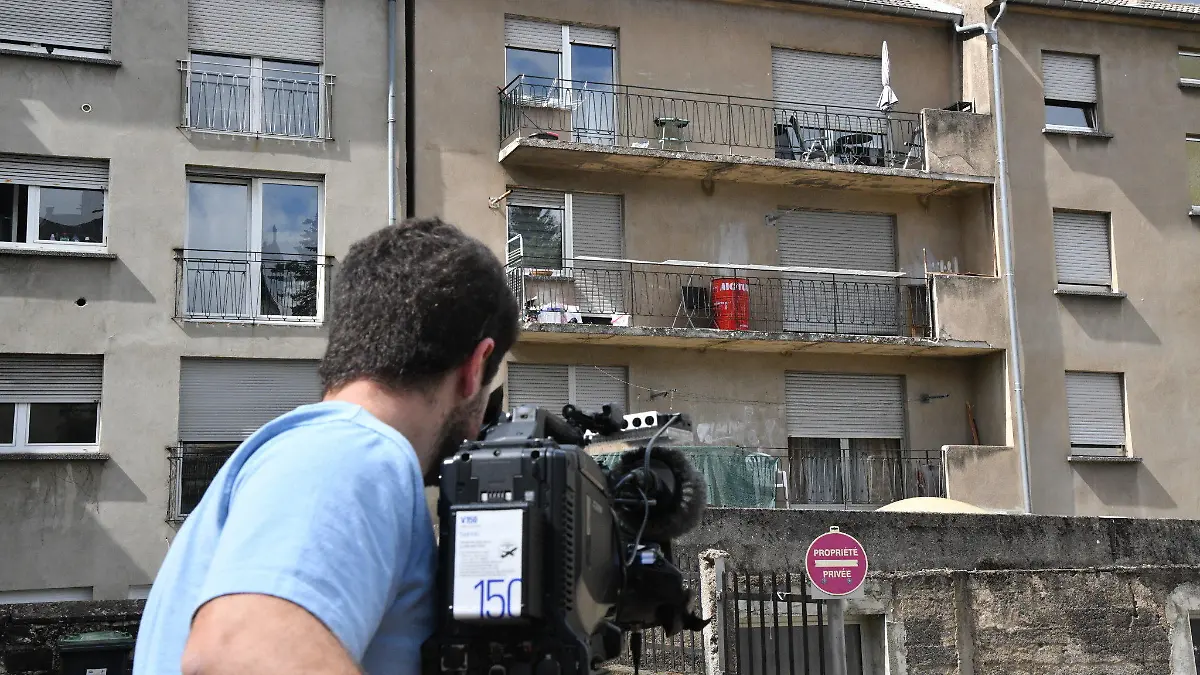 07.08.2023, Frankreich, Forbach: Ein Kameramann filmt das Gebäude, in dem die Frau eines 55-jährigen deutschen Staatsangehörigen nach vermutlich mehreren Jahren Gefangenschaft in einer Wohnung gefunden wurde. Nahe des Saarlands ist in Frankreich ein Deutscher festgenommen worden, der verdächtigt wird, seine Frau gefangen gehalten und gefoltert zu haben. Der Mann Mitte 50 wurde am Montagmorgen in Forbach festgenommen und kam in Polizeigewahrsam, wie eine Sprecherin der französischen Polizei sagte. Foto: Beckerbredel/BeckerBredel/dpa +++ dpa-Bildfunk +++