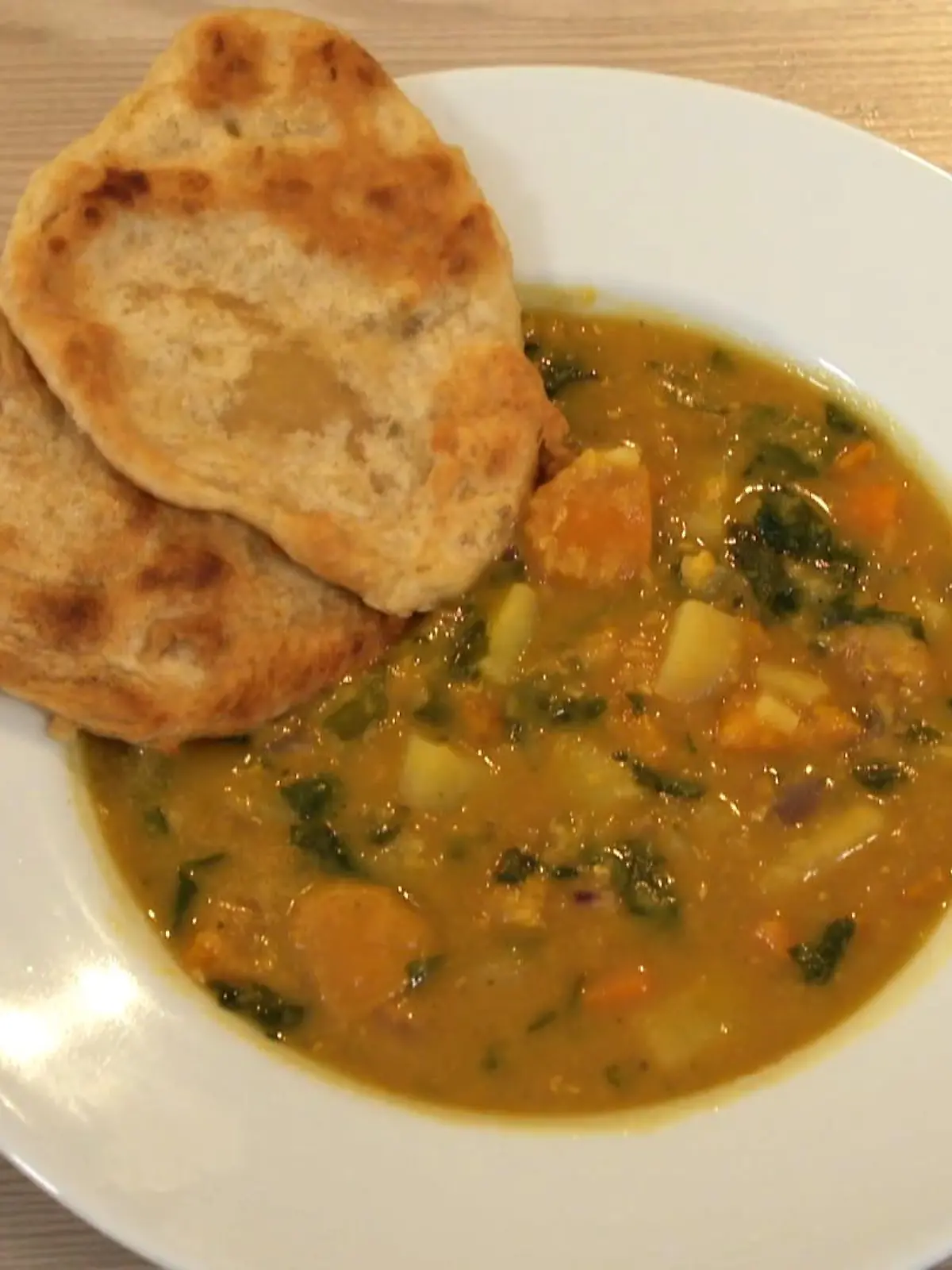 Dieses schnelle Gericht ist lecker, gesund und günstig: Pro Person kostet das würzige Curry nur zwei Euro. So geht's!