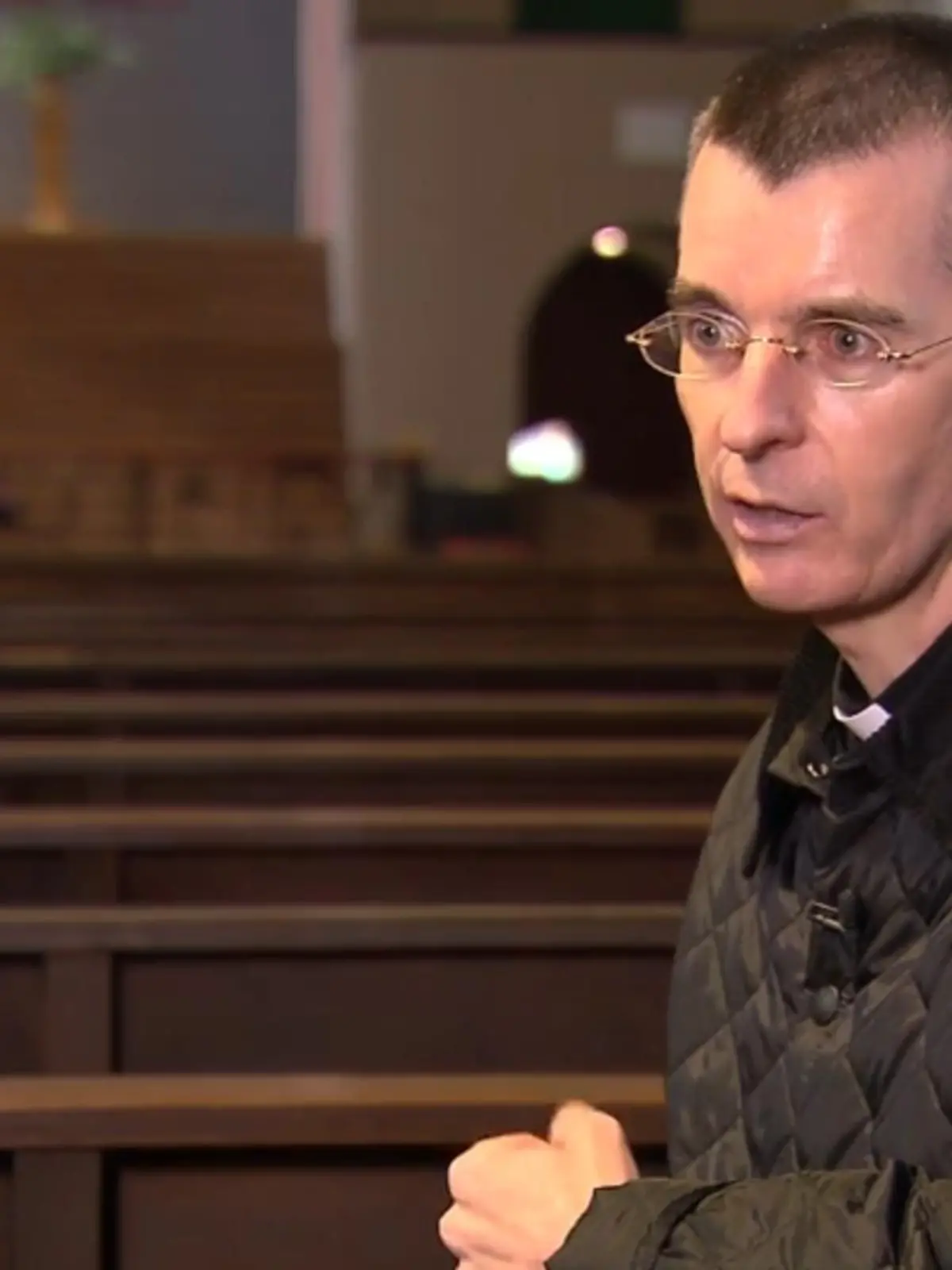 Noch immer stößt queere Liebe in der katholischen Kirche auf Ablehnung. Aufgrund der konservativen Sexualethik der Institution erfahren viele queere Personen Diskriminierung. Genau dagegen macht sich der Priester Wolfang Rothe stark. Seit vielen Jahren setzt sich der 55-jährige Hesse für Toleranz gegenüber queeren Menschen in der katholischen Kirche ein. In seinem Buch Gewollt. Geliebt. Gesegnet, macht er auf die Erfahrungen Betroffener aufmerksam. Mehr dazu im Video.