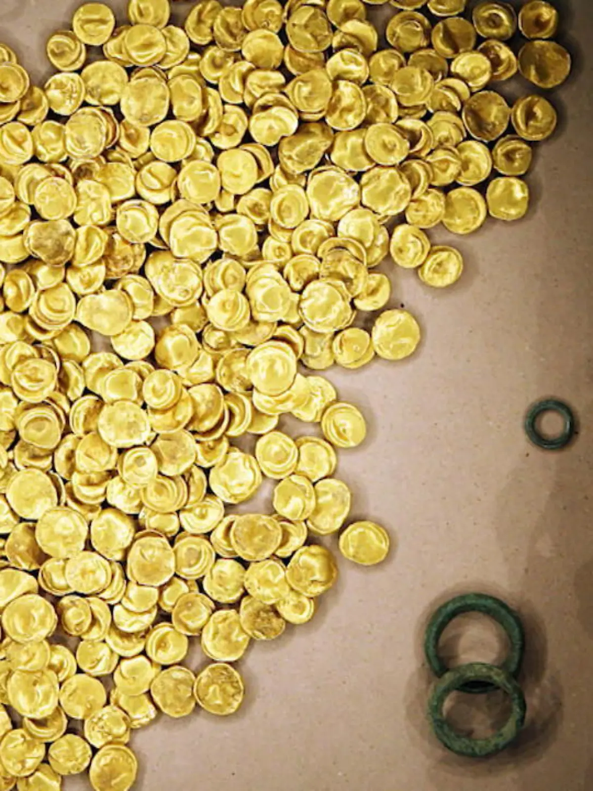 Fette Beute: Einbrecher haben im oberbayerischen Manching einen mehrere Millionen Euro teuren Goldschatz aus der Keltenzeit erbeutet. Das Bayerische Landeskriminalamt (LKA) teilte mit, dass die die Täter in der vorangegangenen Nacht in das „Kelten Römer Museum“ in Manching bei Ingolstadt eingestiegen waren und den 1999 entdeckten Schatz vollständig klauten. Der Goldschatz war das Aushängeschild des Museums. Der Sammlerwert der historischen Münzen wird laut LKA auf mehrere Millionen Euro taxiert.