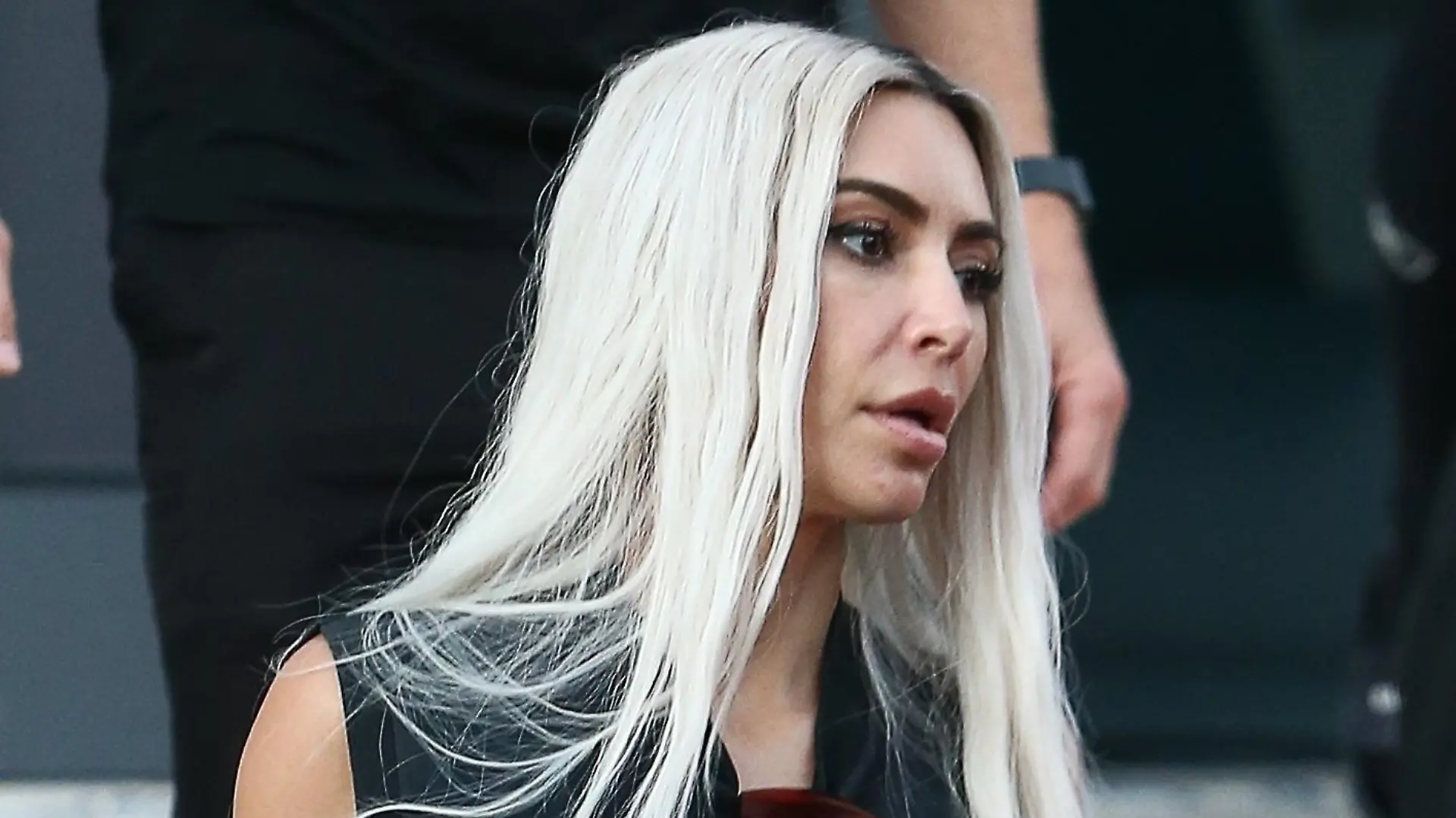 SONDERKONDITIONEN: MINDESTHONORAR: *EXCLUSIVE* - Surely they can bring the collection to her! Kim Kardashian hits the shops in Miami, FL with pal and nightlife impresario David Grutman and his wife Isabela Rangel for a day of shopping.
The group hit up the new larger Balenciaga store in the Miami Design Center after enjoying an Art Show at SuperBlue only to be realize the shop has not yet opened. Balenciaga has an existing smaller store in the Design district with a new larger one set to open i the future. It seems Kim who was decked out in the brand didn't get the memo as she was seen heading to the new location only to find it was not yet open and having to turn around!
Pictured: Kim Kardashian
BACKGRID USA 15 NOVEMBER 2022
USA: +1 310 798 9111 / usasales@backgrid.com
UK: +44 208 344 2007 / uksales@backgrid.com
*UK Clients - Pictures Containing Children
Please Pixelate Face Prior To Publication*
