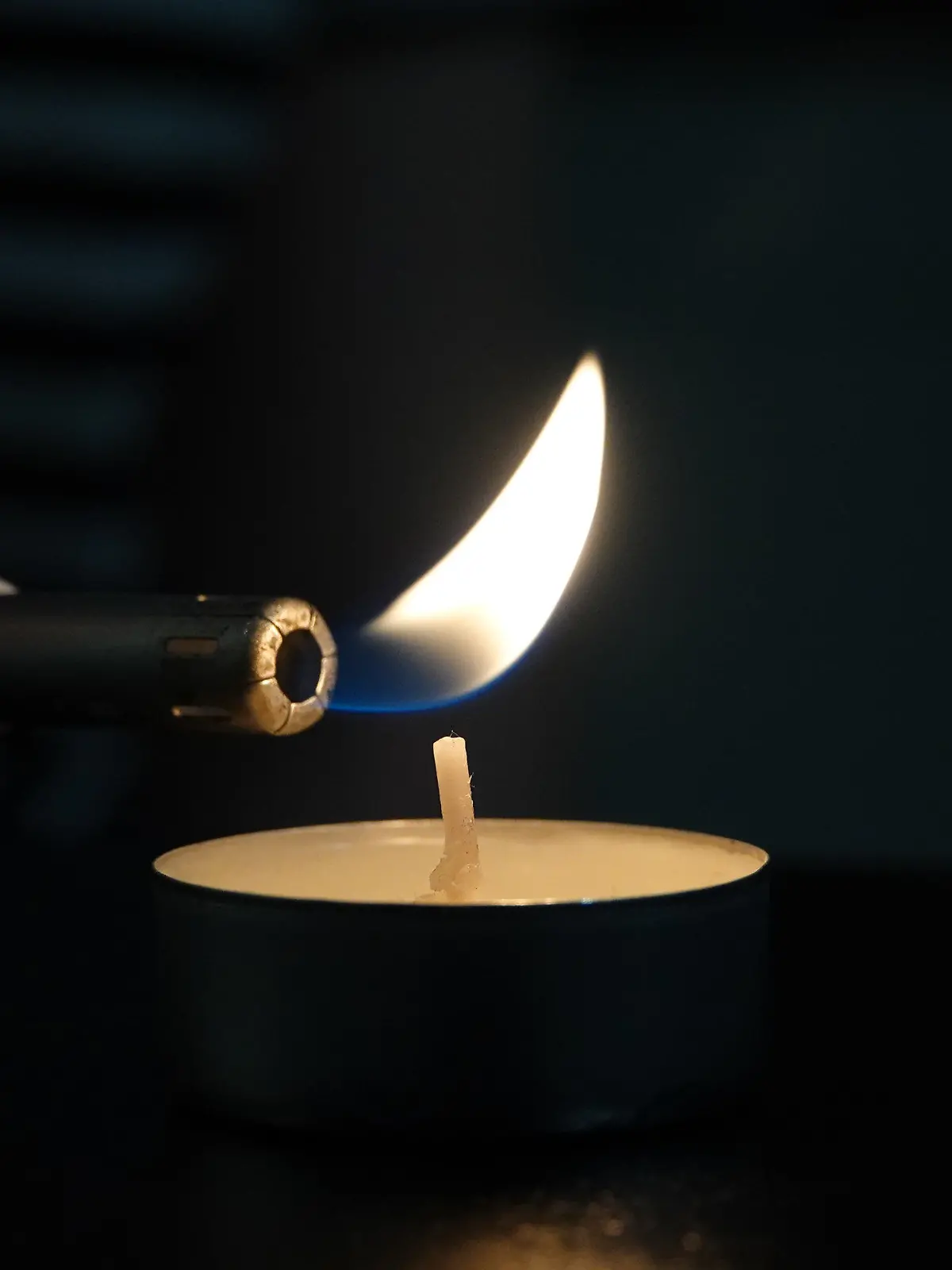ARCHIV - 27.10.2022, Hessen, Frankfurt/Main: Eine Frau zündet mit einem Feuerzeug ein Teelicht an. (Illustration zu dpa: «Expertin: Irland steuert auf schwere Energiekrise mit Blackouts zu») Foto: Jessica Lichetzki/dpa +++ dpa-Bildfunk +++