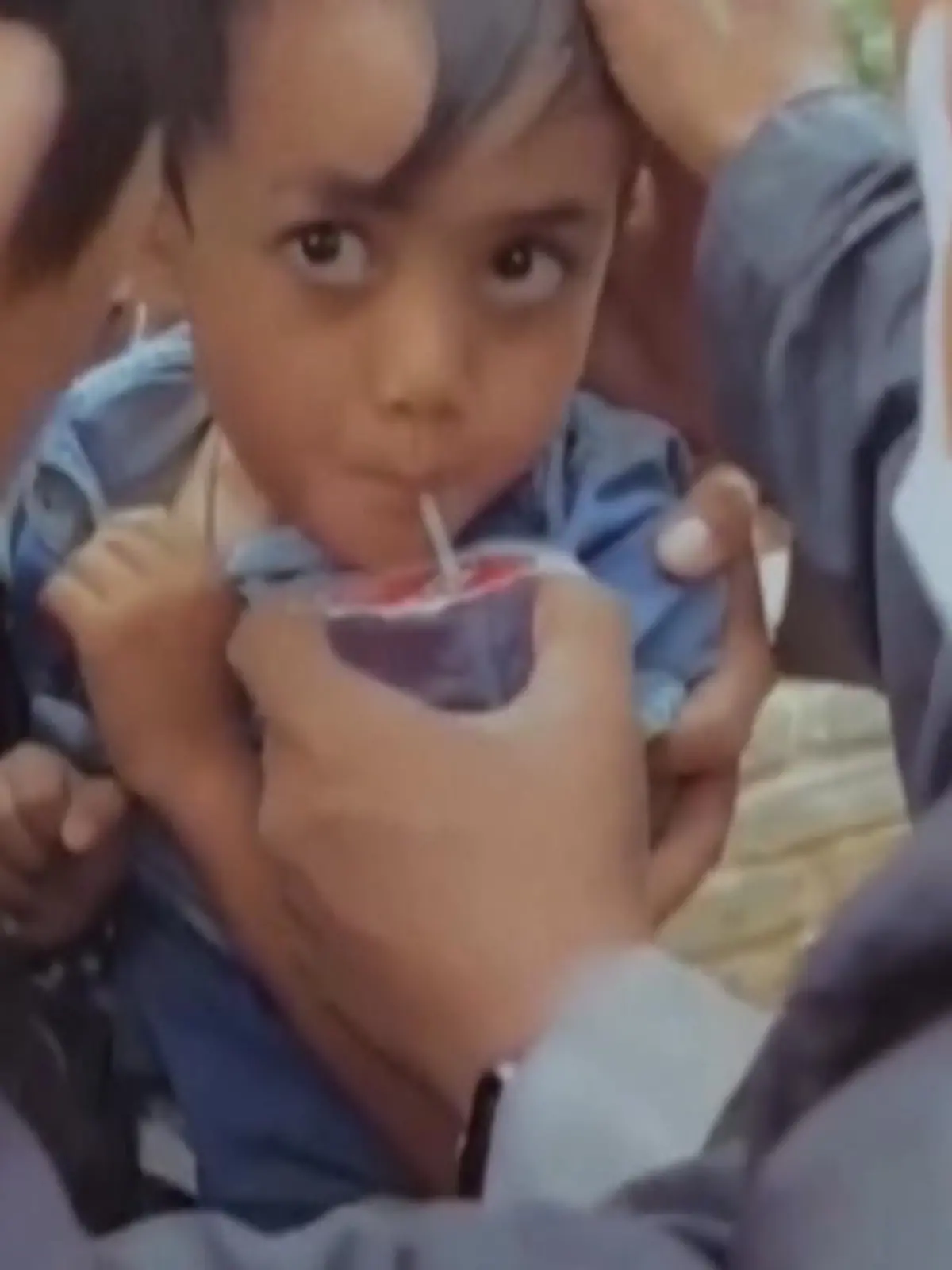 Der kleine Azka (6) muss einen Schutzengel an seiner Seite haben! Seit dem Erdbeben in Indonesien am Montag war er unter Haustrümmern verbuddelt. Nun haben ihn Retter der Feuerwehr aus seiner Lage befreien können.