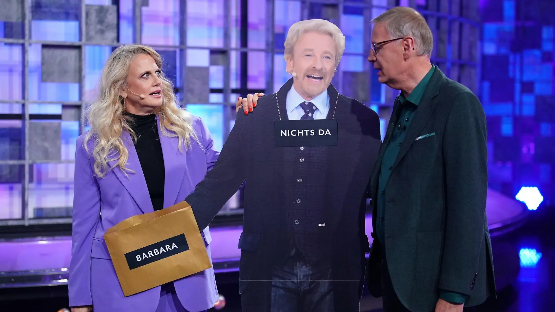 Barbara Schöneberger und Günther Jauch zu Beginn der Sendung. Thomas Gottschalk fehlte wieder.
Die Verwendung des sendungsbezogenen Materials ist nur mit dem Hinweis und Verlinkung auf RTL+ gestattet.