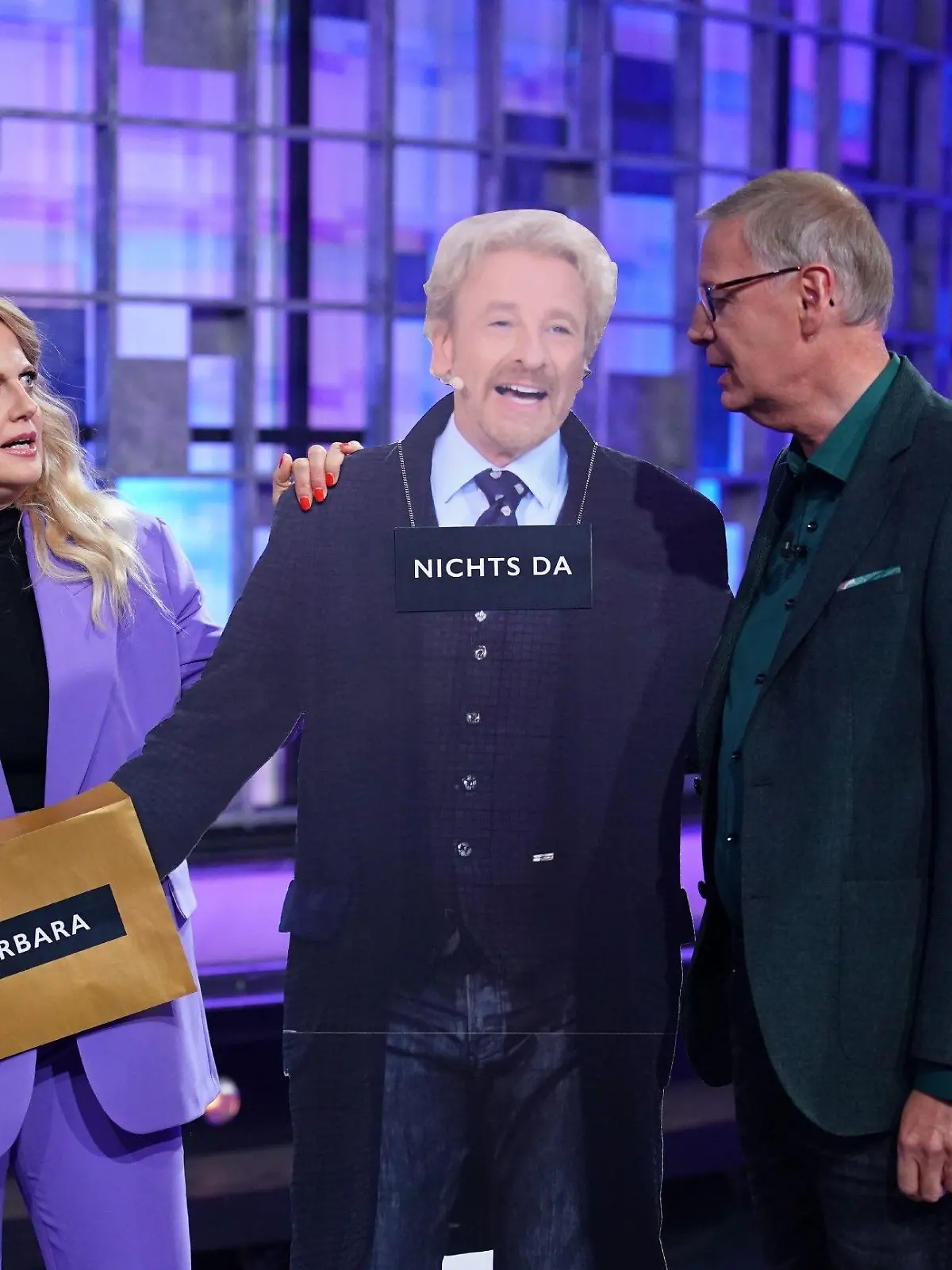 Barbara Schöneberger und Günther Jauch zu Beginn der Sendung. Thomas Gottschalk fehlte wieder.

Die Verwendung des sendungsbezogenen Materials ist nur mit dem Hinweis und Verlinkung auf RTL+ gestattet.