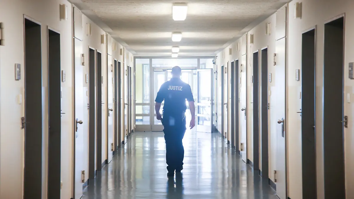 ARCHIV - 19.06.2017, Hamburg: Ein Vollzugsbeamter geht in der JVA Billwerder in Hamburg einen Gang entlang. Bei Kontrollen in den sechs Gefängnissen der Hansestadt sind auch 2019 und in den ersten neun Monaten 2020 zahlreiche Messer, Drogen und Handys gefunden worden. (zu dpa «Zahlreiche Messer, Handys und Drogen in Hamburger Gefängnissen») Foto: picture alliance / Ulrich Perrey/dpa +++ dpa-Bildfunk +++