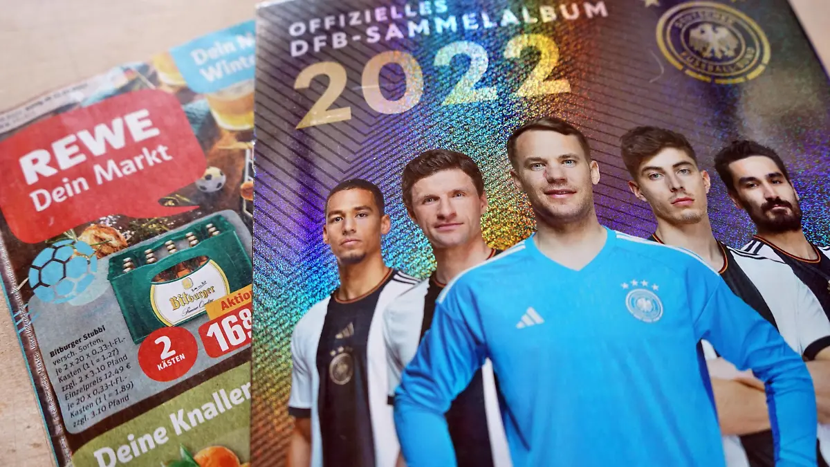  22.11.2022: Rewe verschenkt jetzt das offizielle DFB-Sammelalbum. Der Rewe-Konzern hat beschlossen wegen der Fifa-Entscheidung zur One-Love-Armbinde die Kooperation mit dem DFB ab sofort zu beenden. Germany 2022-11-22_Rewe_DFB-Sammelalbum_Foto_Hercher_3 *** 22 11 2022 Rewe is now giving away the official DFB scrapbook The Rewe Group has decided to end its cooperation with the DFB with immediate effect because of the Fifa decision on the One Love armband Germany 2022 11 22 Rewe DFB scrapbook Foto Hercher 3