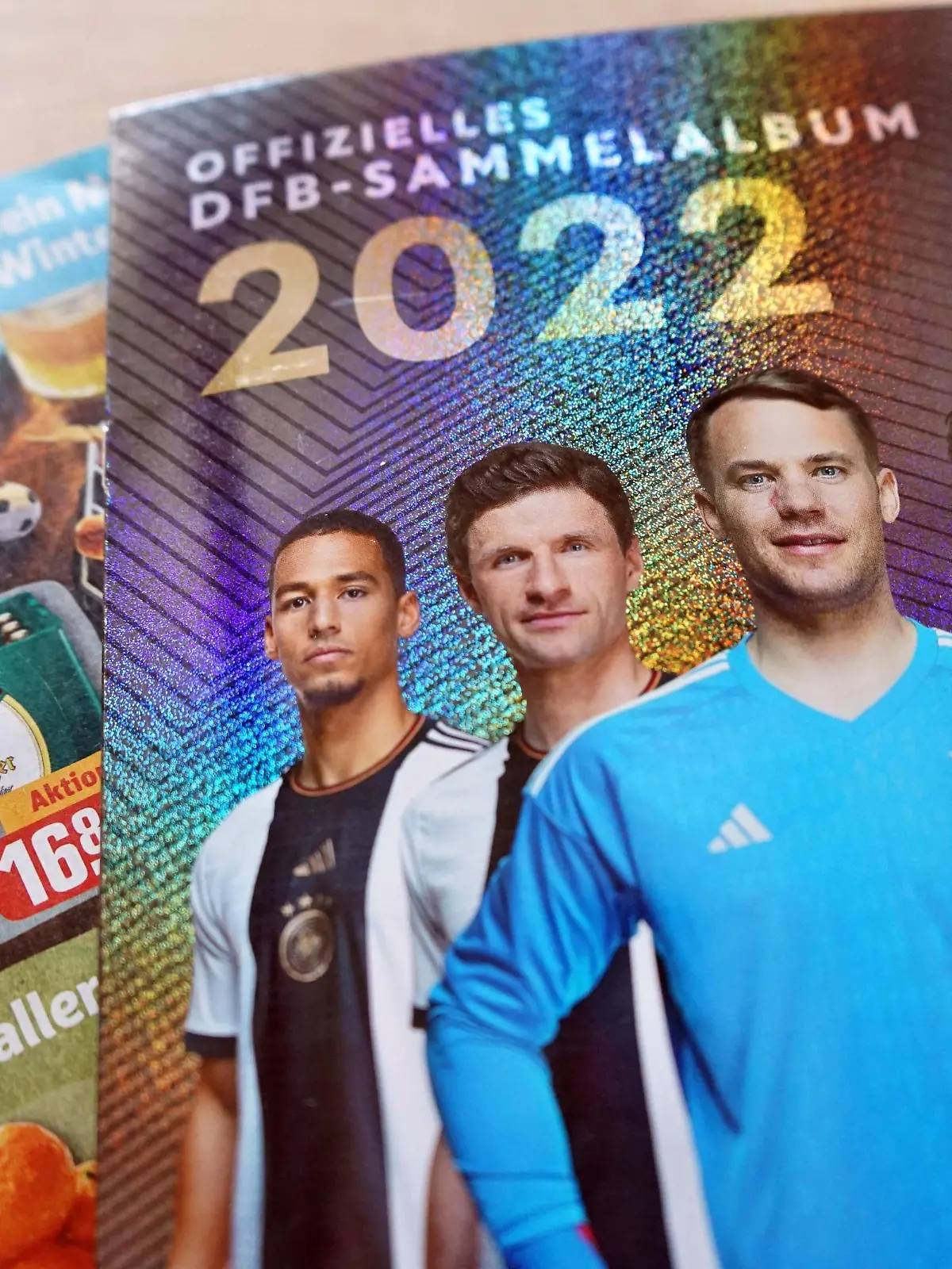  22.11.2022: Rewe verschenkt jetzt das offizielle DFB-Sammelalbum. Der Rewe-Konzern hat beschlossen wegen der Fifa-Entscheidung zur One-Love-Armbinde die Kooperation mit dem DFB ab sofort zu beenden. Germany 2022-11-22_Rewe_DFB-Sammelalbum_Foto_Hercher_3 *** 22 11 2022 Rewe is now giving away the official DFB scrapbook The Rewe Group has decided to end its cooperation with the DFB with immediate effect because of the Fifa decision on the One Love armband Germany 2022 11 22 Rewe DFB scrapbook Foto Hercher 3
