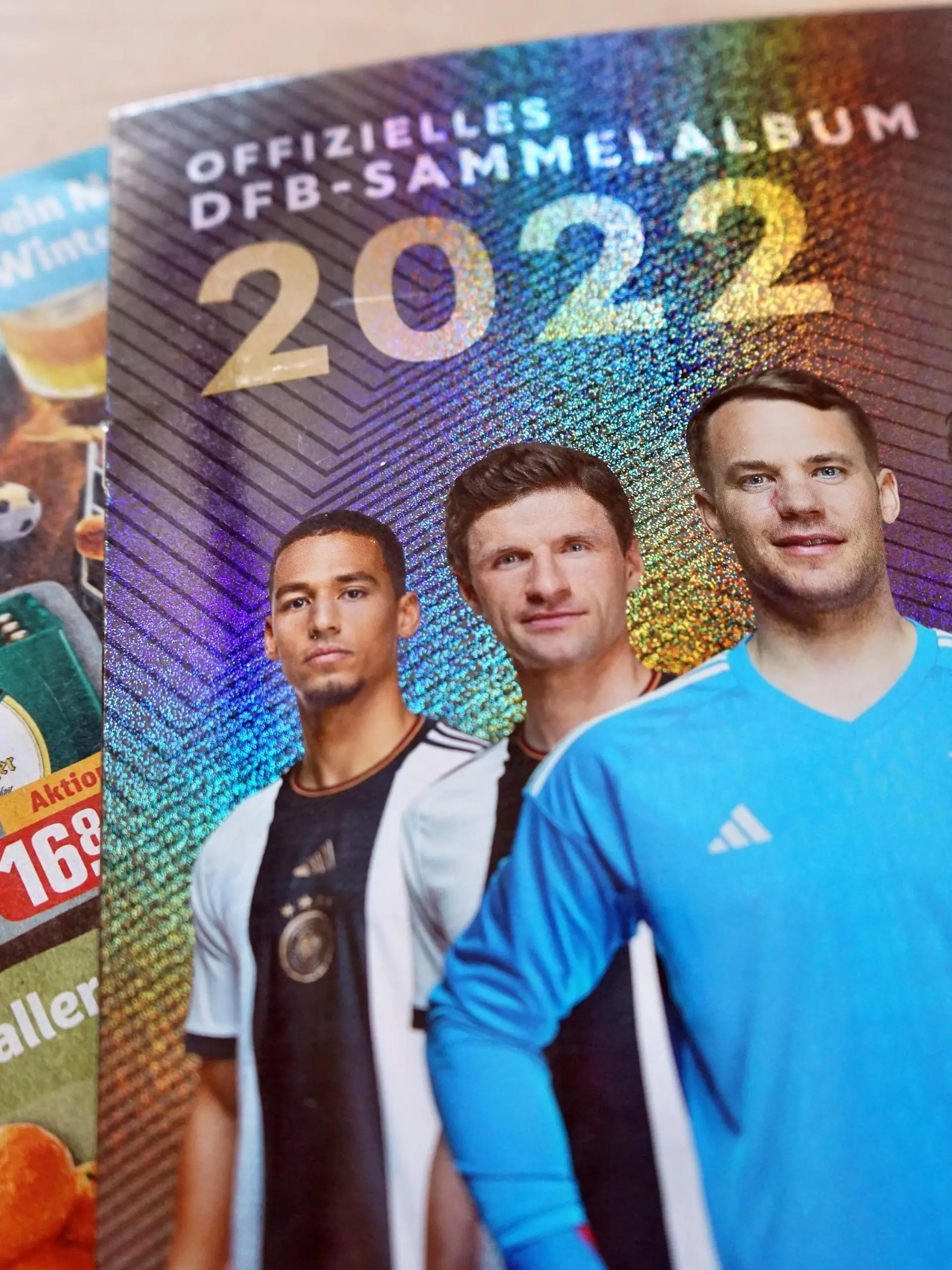  22.11.2022: Rewe verschenkt jetzt das offizielle DFB-Sammelalbum. Der Rewe-Konzern hat beschlossen wegen der Fifa-Entscheidung zur One-Love-Armbinde die Kooperation mit dem DFB ab sofort zu beenden. Germany 2022-11-22_Rewe_DFB-Sammelalbum_Foto_Hercher_3 *** 22 11 2022 Rewe is now giving away the official DFB scrapbook The Rewe Group has decided to end its cooperation with the DFB with immediate effect because of the Fifa decision on the One Love armband Germany 2022 11 22 Rewe DFB scrapbook Foto Hercher 3