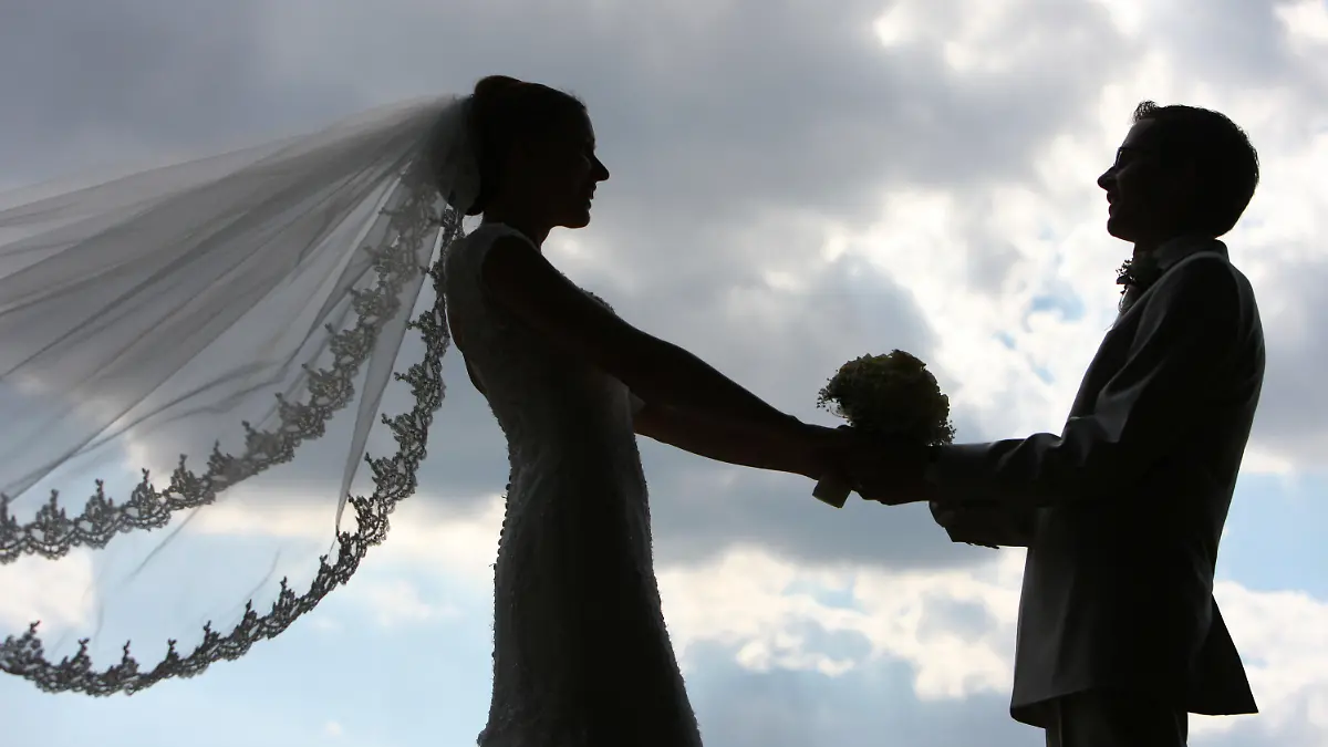 ARCHIV - ILLUSTRATION - Die Silhouette eines frisch vermählten Hochzeitspaares, aufgenommen am 21.06.2008. Foto: Patrick Pleul/dpa (zu dpa-KORR. lbn zum Thema Heiraten an besonderen Orten vom 03.07.2014) +++(c) dpa - Bildfunk+++