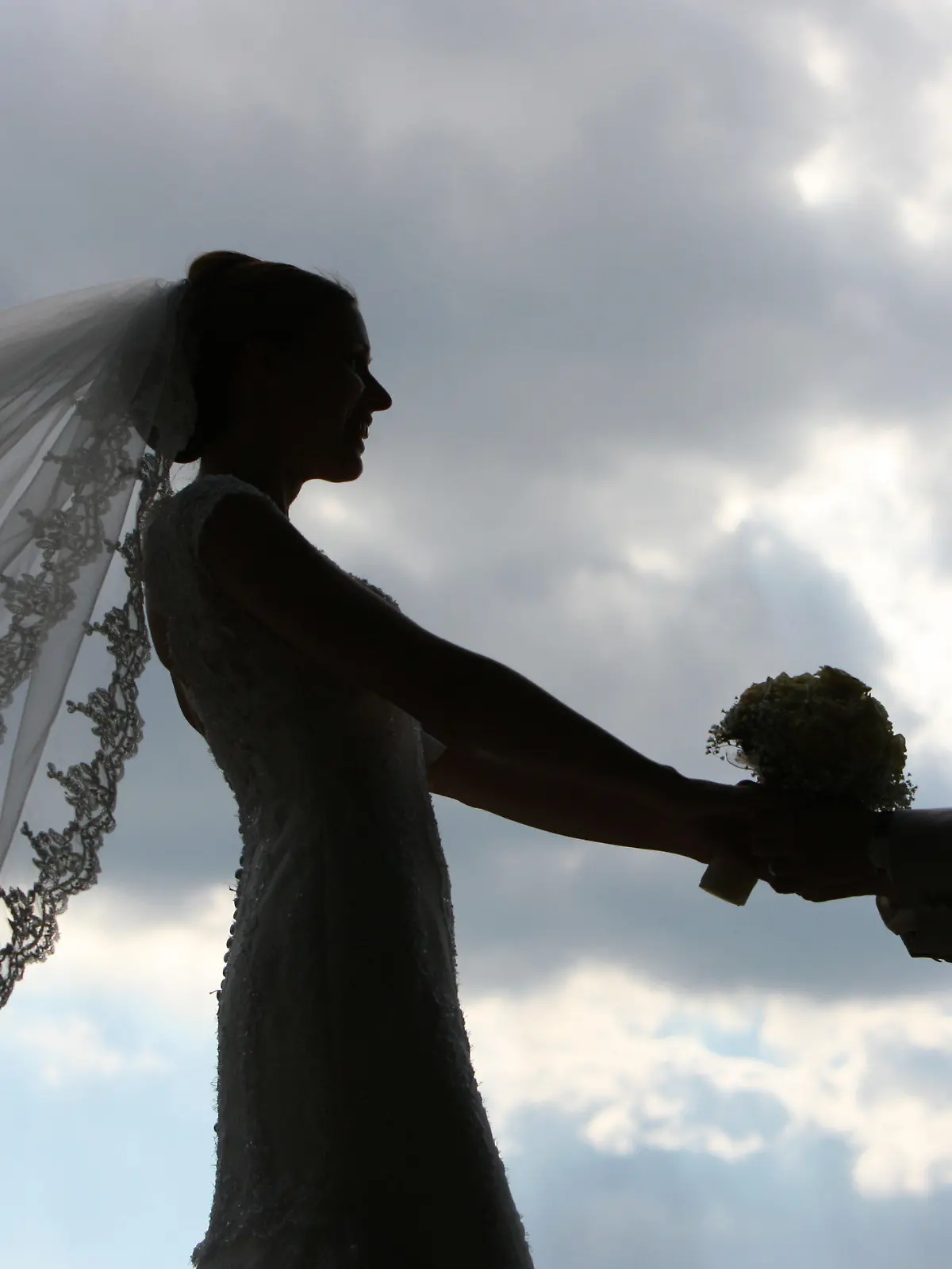 ARCHIV - ILLUSTRATION - Die Silhouette eines frisch vermählten Hochzeitspaares, aufgenommen am 21.06.2008. Foto: Patrick Pleul/dpa (zu dpa-KORR. lbn zum Thema Heiraten an besonderen Orten vom 03.07.2014) +++(c) dpa - Bildfunk+++