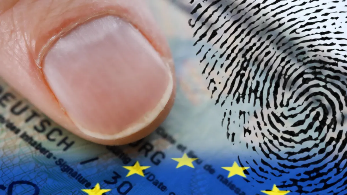  FOTOMONTAGE, Daumen auf deutschem Personalausweis mit EU-Fahne und Fingerabdruck *** FOTOMONTAGE Thumb on German identity card with EU flag and fingerprint