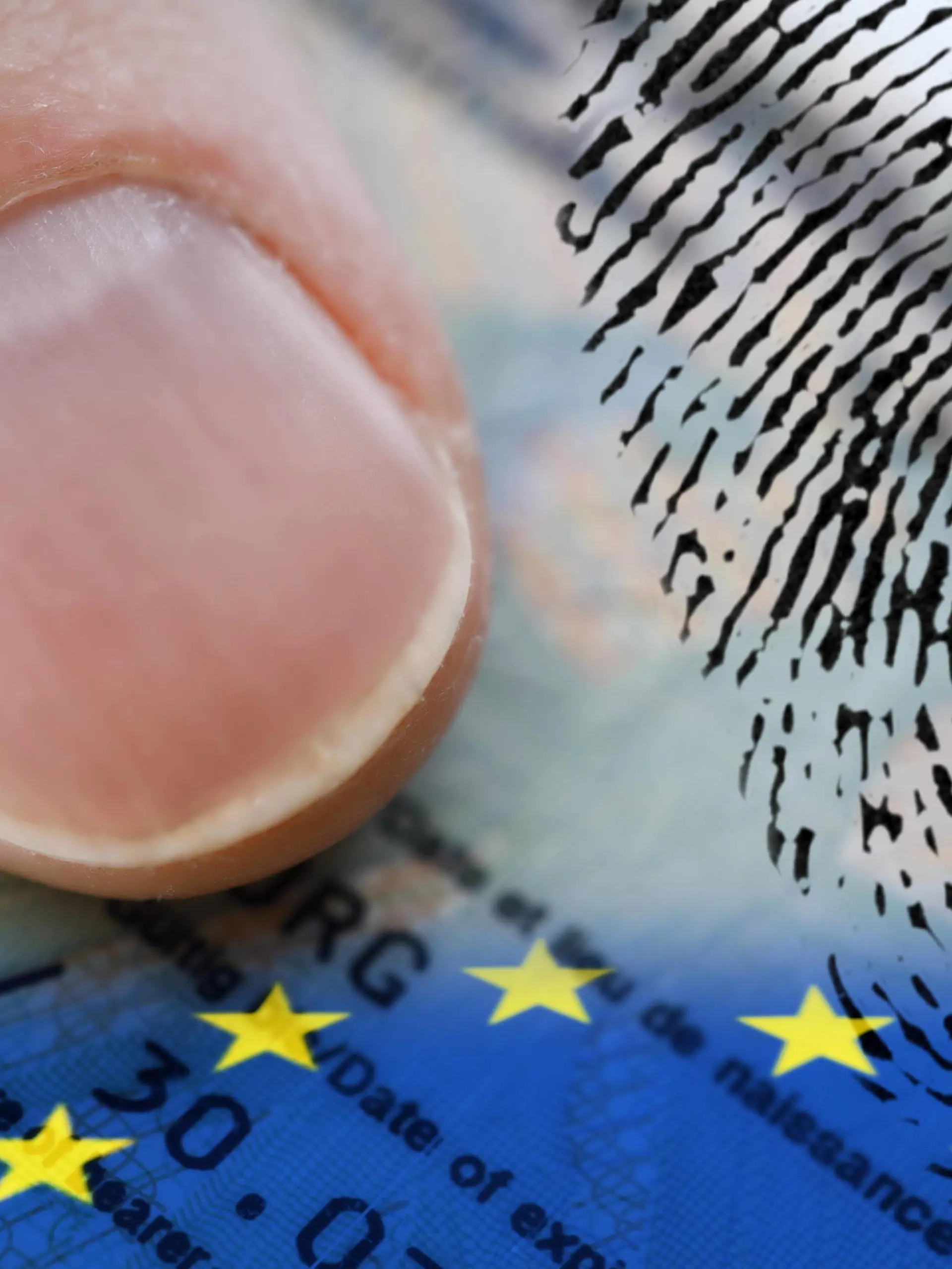  FOTOMONTAGE, Daumen auf deutschem Personalausweis mit EU-Fahne und Fingerabdruck *** FOTOMONTAGE Thumb on German identity card with EU flag and fingerprint