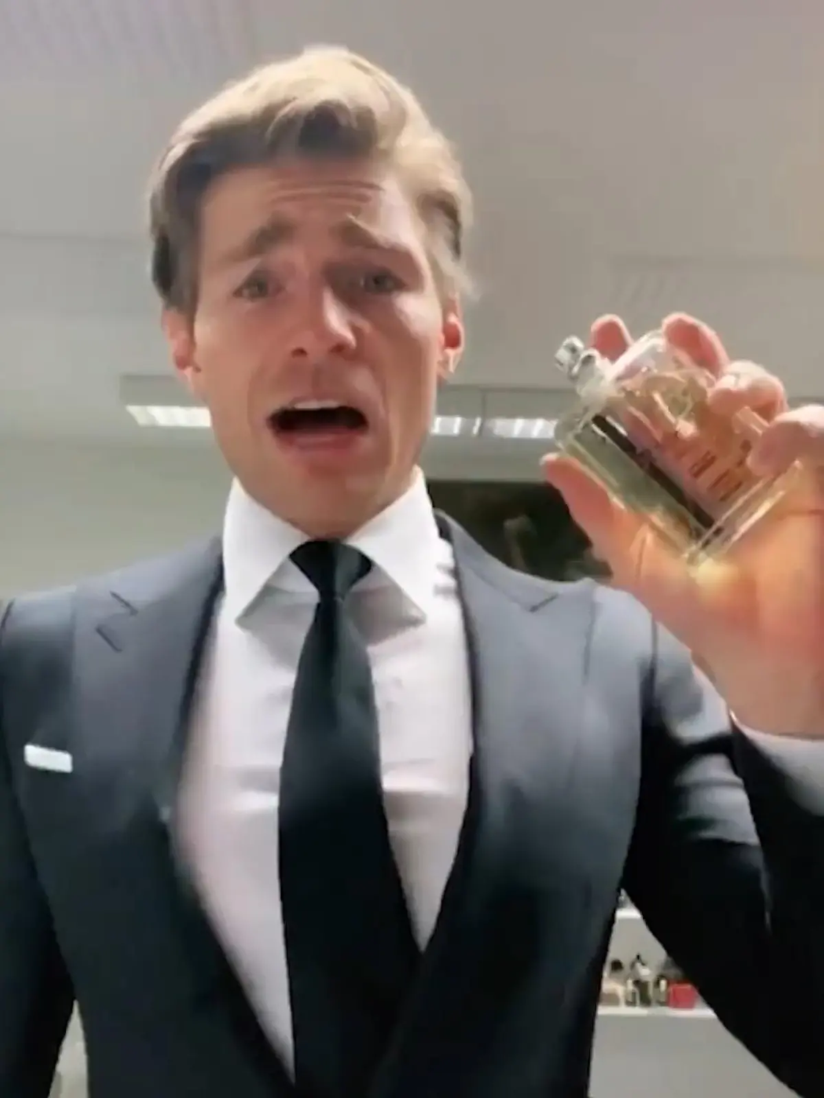 Auf den Unterarm, den Hals oder die Haare - wo sprüht man Parfum am besten hin? Influencer Jeremy Fragrance klärt in seinem Duft-ABC auf.