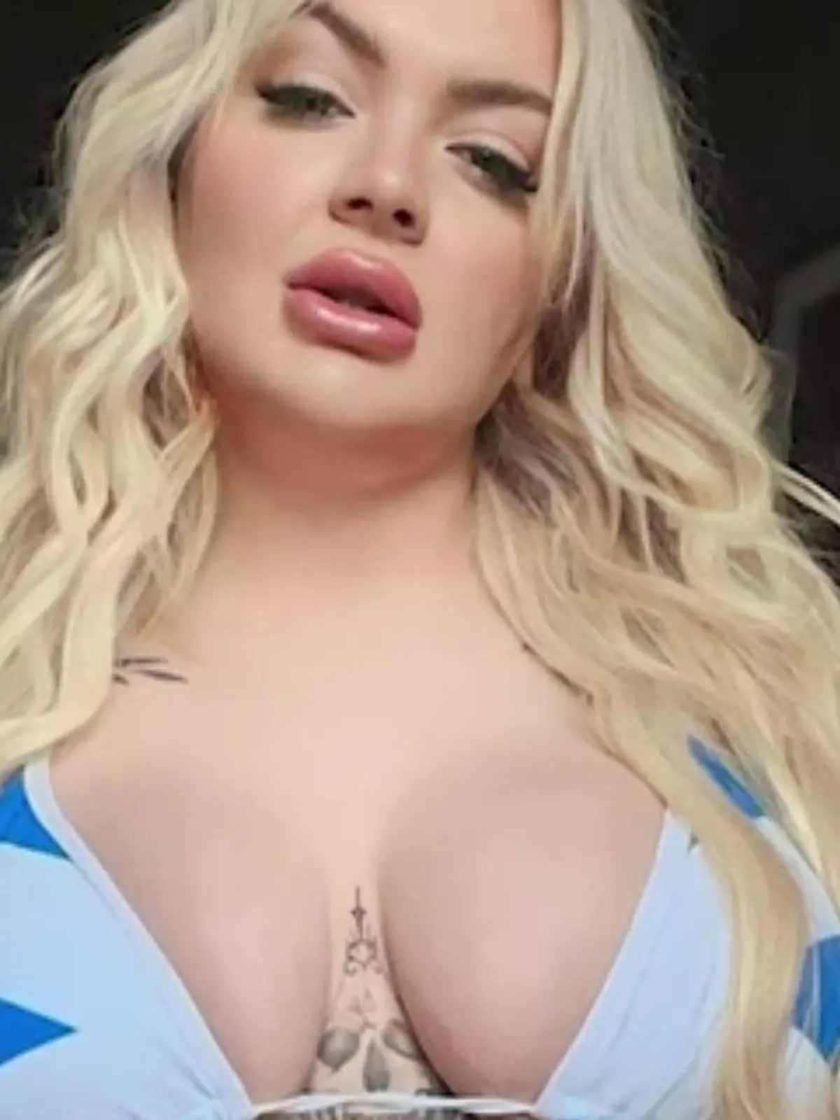 Konten, Dispo, Kredite - das war jahrelang die Welt von Kayla Keen. Doch mit ihrem Job bei der Bank wird die 27-Jährige einfach nicht glücklich. Sie nimmt sich eine Auszeit und versucht sich schließlich als Camgirl. Für Kayla die richtige Entscheidung - persönlich und finanziell. Wie ihre Kunden Kayla das Leben versüßen - im Video