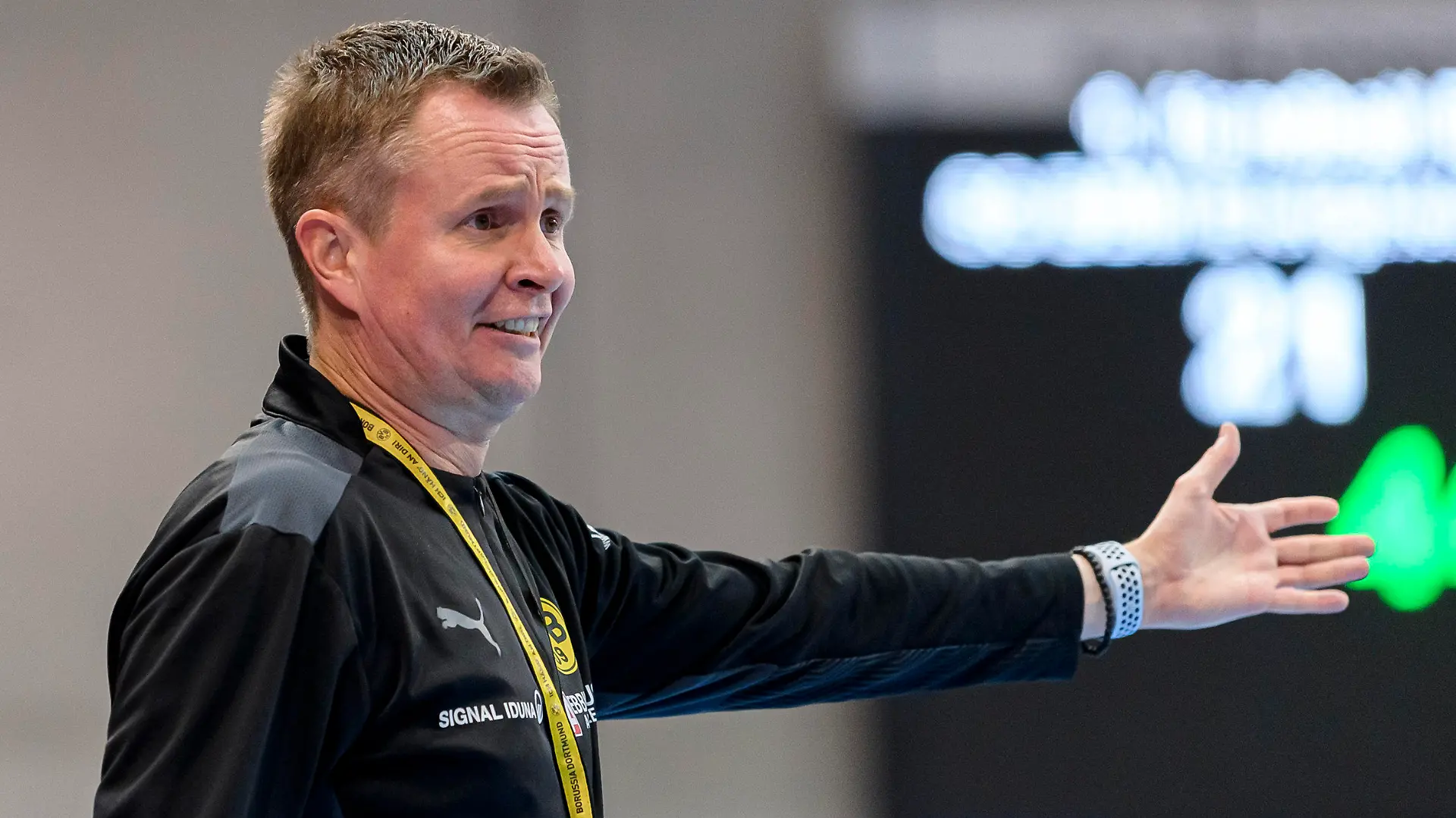 ARCHIV - 02.01.2022, Baden-W·Â·rttemberg, Stuttgart: Handball, Frauen, SG BBM Bietigheim - Borussia Dortmund. Trainer Andre Fuhr von Dortmund gestikuliert am Spielfeldrand. Nach den schweren Vorwürfen ehemaliger Spielerinnen hat sich Fuhr erstmals selbst geäußert.  (zu dpa: «Ein Jahr nach ersten Vorwürfen: Handballtrainer Fuhr äußert sich») Foto: Marco Wolf/wolf-sportfoto/dpa +++ dpa-Bildfunk +++