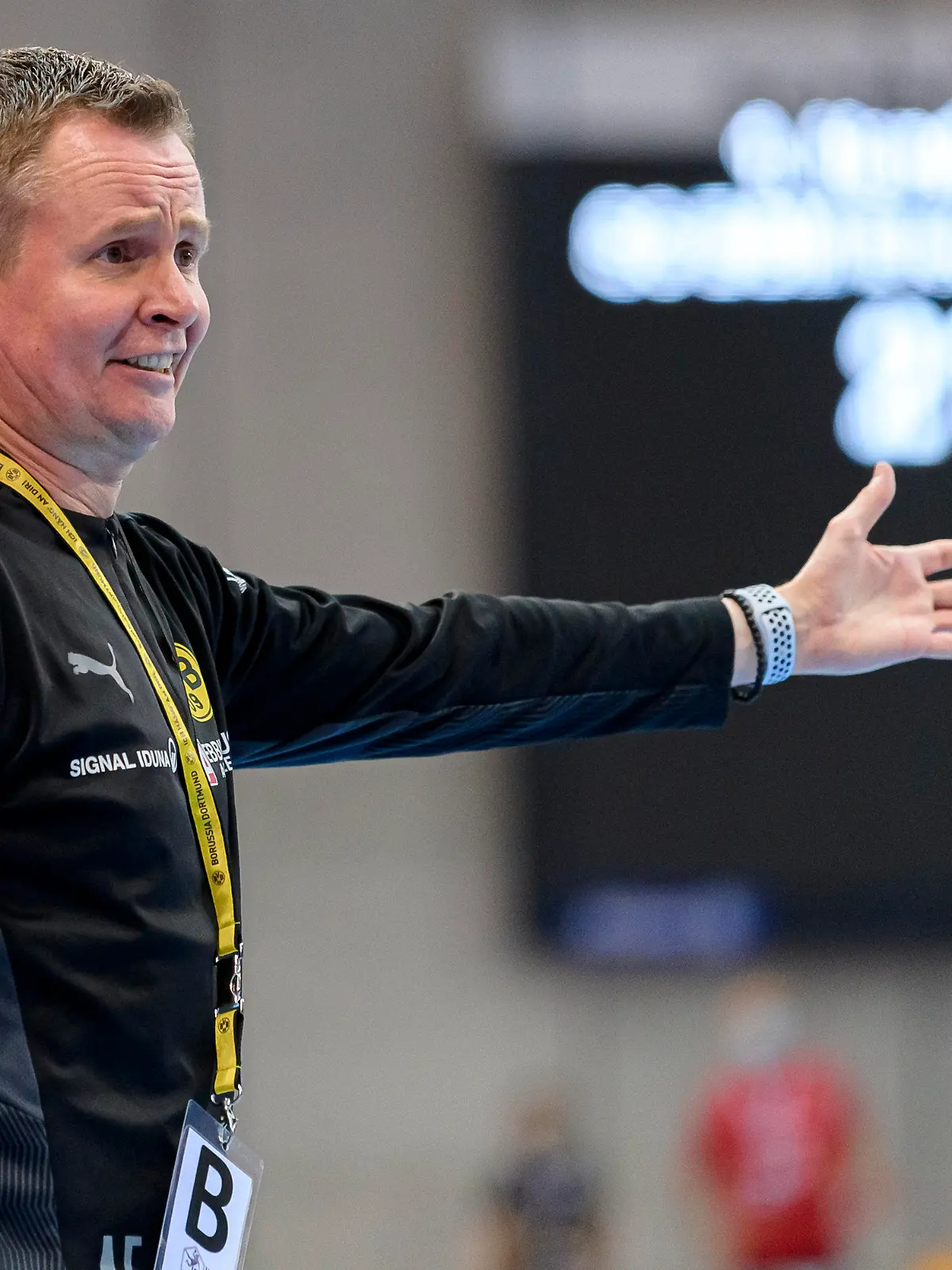 ARCHIV - 02.01.2022, Baden-W·Â·rttemberg, Stuttgart: Handball, Frauen, SG BBM Bietigheim - Borussia Dortmund. Trainer Andre Fuhr von Dortmund gestikuliert am Spielfeldrand. Nach den schweren Vorwürfen ehemaliger Spielerinnen hat sich Fuhr erstmals selbst geäußert.  (zu dpa: «Ein Jahr nach ersten Vorwürfen: Handballtrainer Fuhr äußert sich») Foto: Marco Wolf/wolf-sportfoto/dpa +++ dpa-Bildfunk +++