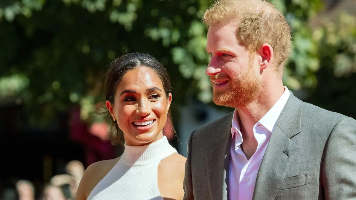 ARCHIV - 06.09.2022, Nordrhein-Westfalen, Düsseldorf: Der britische Prinz Harry, Herzog von Sussex, und seine Frau Meghan, Herzogin von Sussex, kommen am Rathaus an. Der britische Königssohn Prinz Harry hat nach Aussage seiner Ehefrau Herzogin Meghan einige Fragen des britischen Einbürgerungstests nicht beantworten können. (zu dpa Meghan: Harry wusste Antworten zu britischem Einbürgerungstest nicht) Foto: Rolf Vennenbernd/dpa +++ dpa-Bildfunk +++