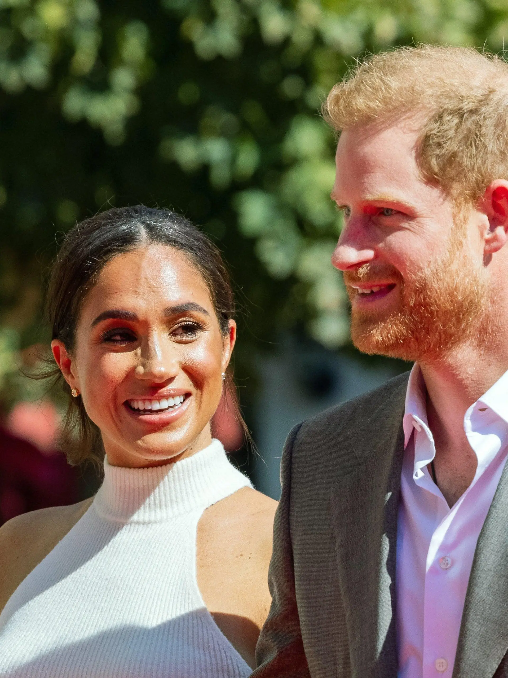 ARCHIV - 06.09.2022, Nordrhein-Westfalen, Düsseldorf: Der britische Prinz Harry, Herzog von Sussex, und seine Frau Meghan, Herzogin von Sussex, kommen am Rathaus an. Der britische Königssohn Prinz Harry hat nach Aussage seiner Ehefrau Herzogin Meghan einige Fragen des britischen Einbürgerungstests nicht beantworten können. (zu dpa Meghan: Harry wusste Antworten zu britischem Einbürgerungstest nicht) Foto: Rolf Vennenbernd/dpa +++ dpa-Bildfunk +++